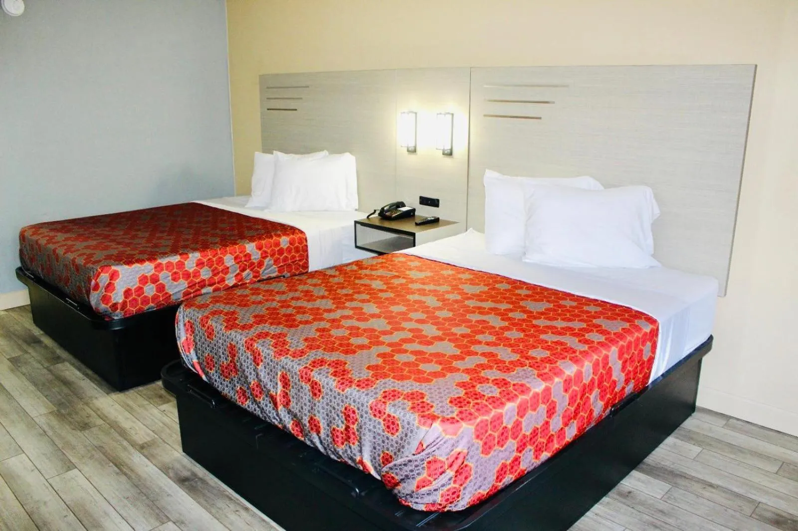 Bed in Milan inn & Suites