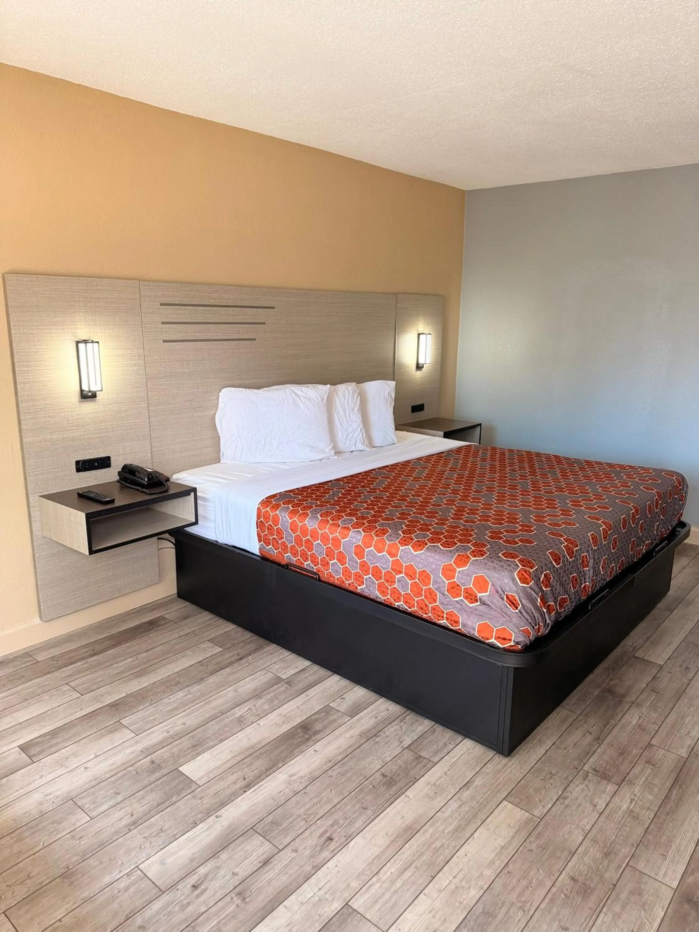 Bed in Milan inn & Suites