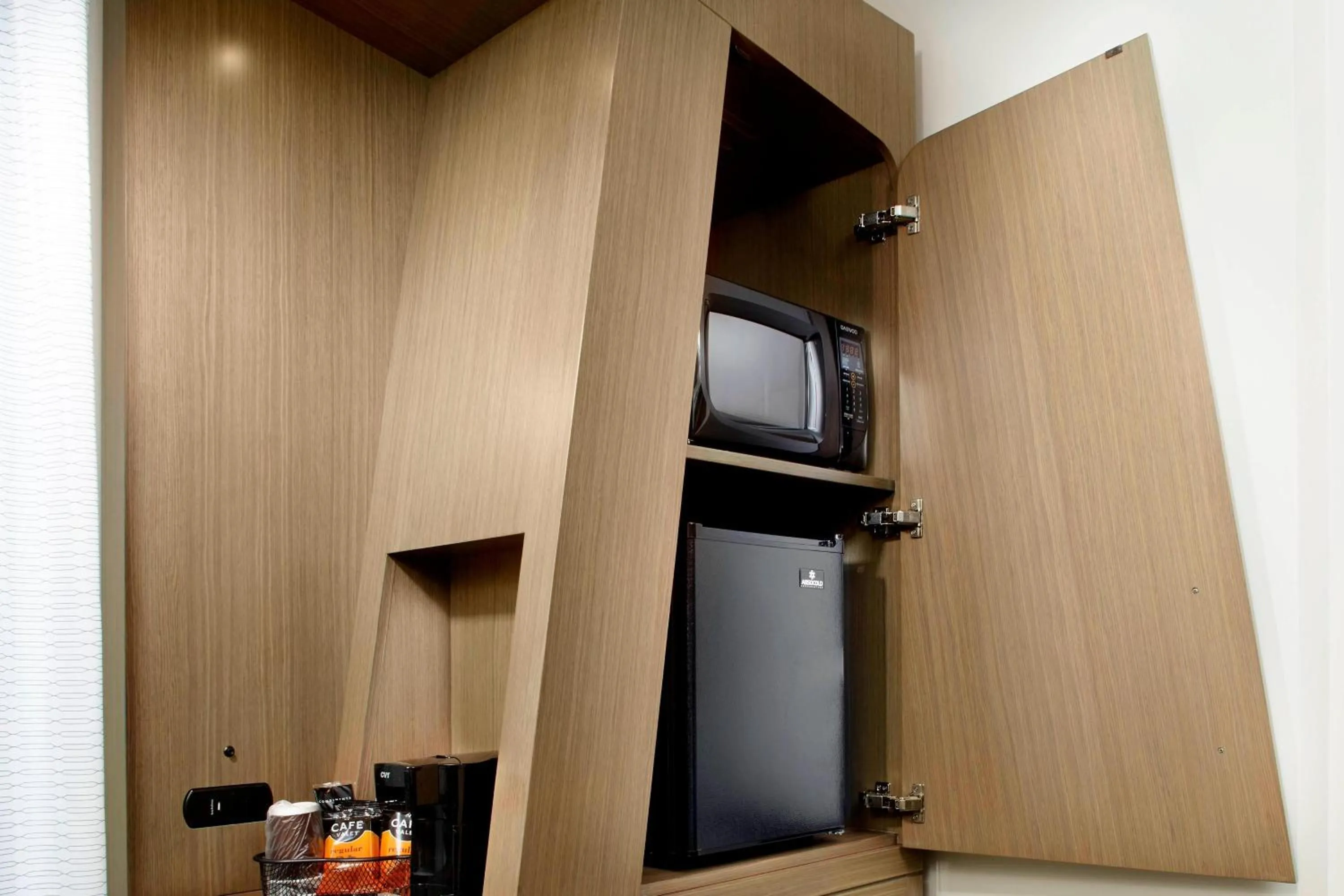 Photo of the whole room in Courtyard by Marriott Akron Downtown