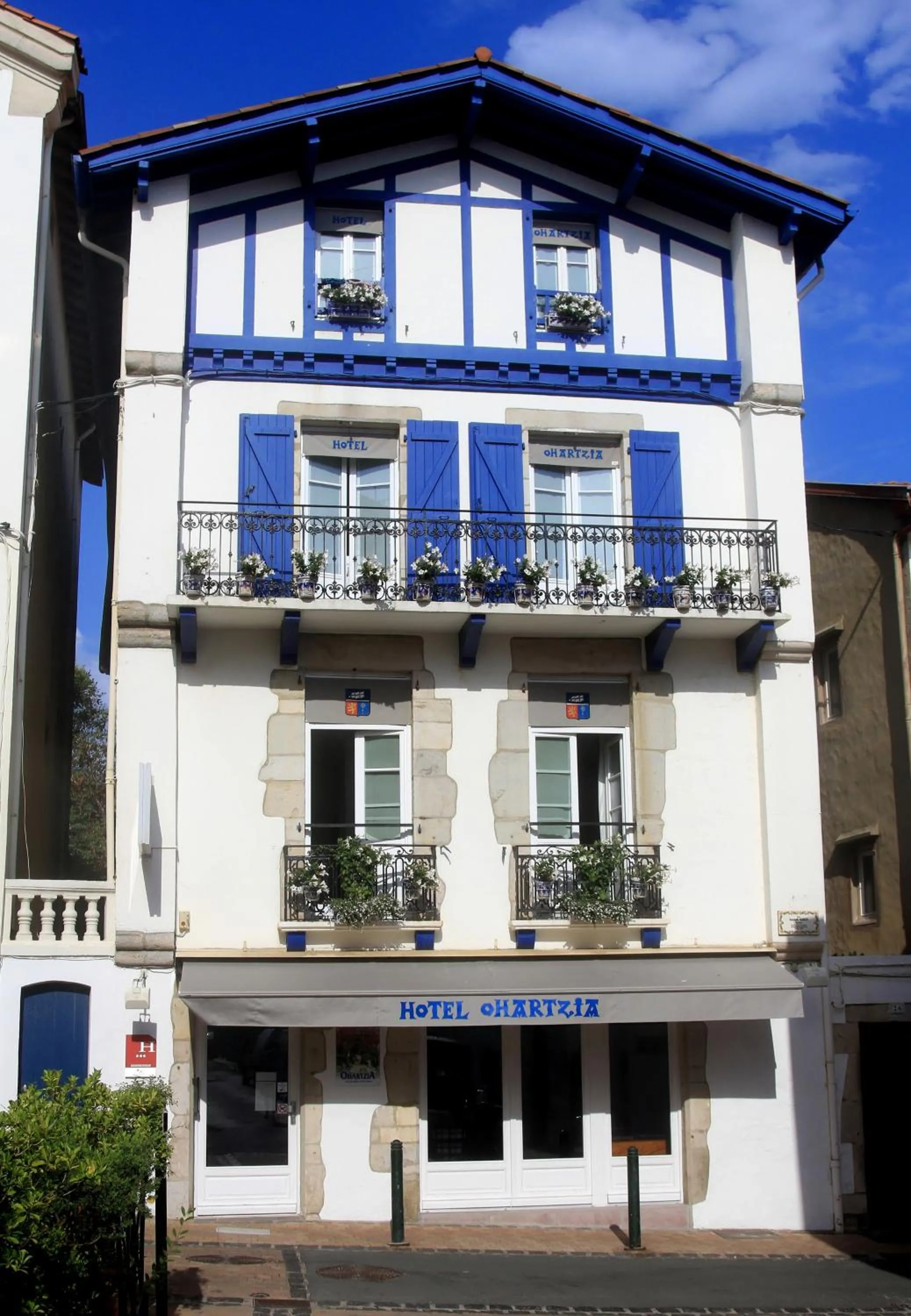 Facade/entrance in Hôtel Ohartzia