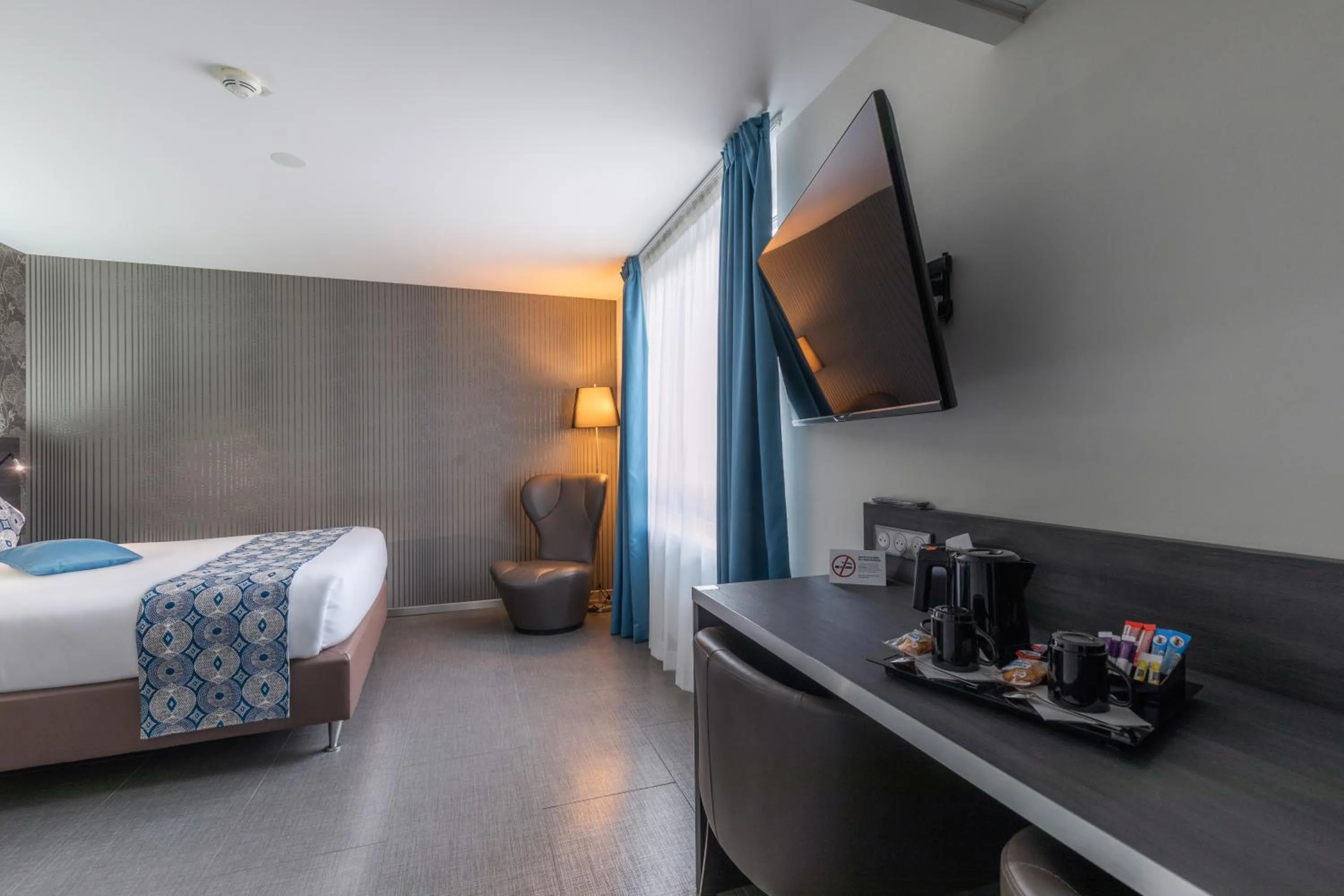 TV and multimedia, Bed in Mercure Bale Mulhouse Aeroport
