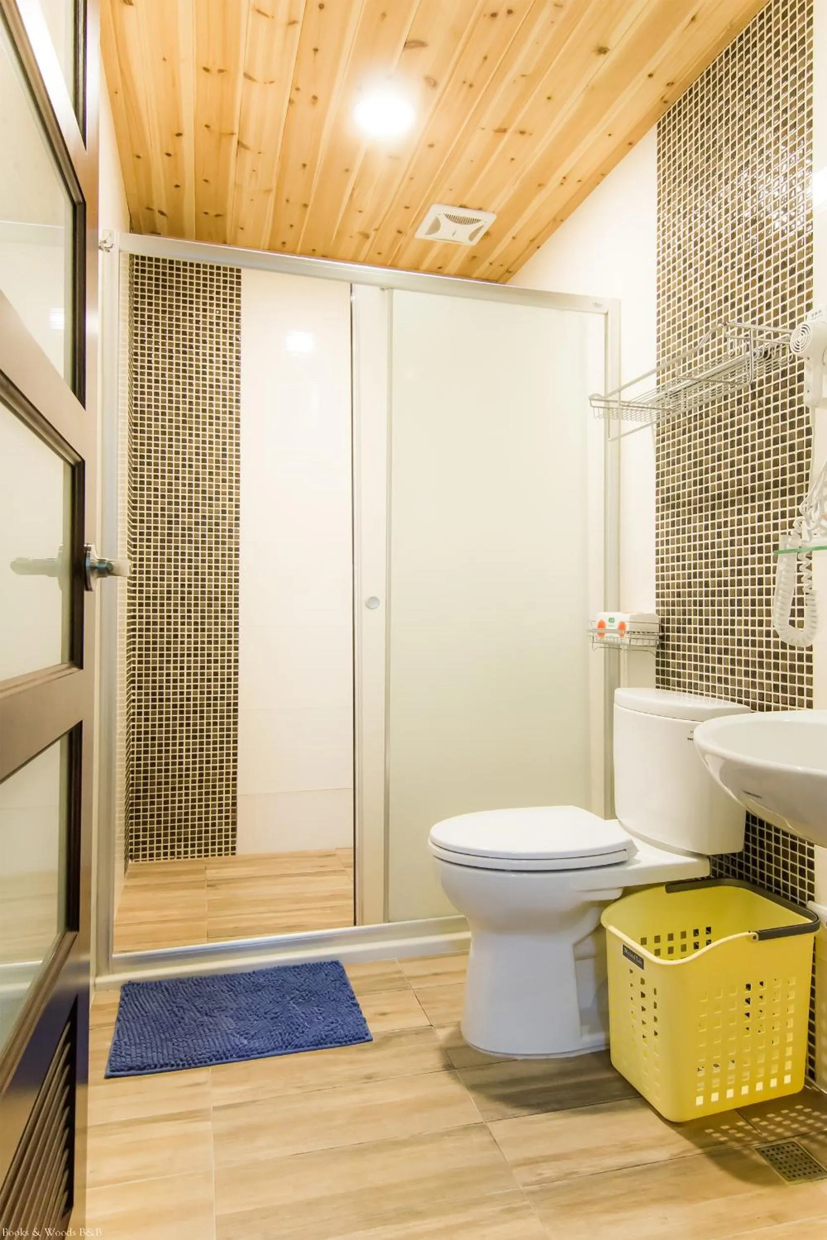 Toilet in Books & Woods Bed and Breakfast