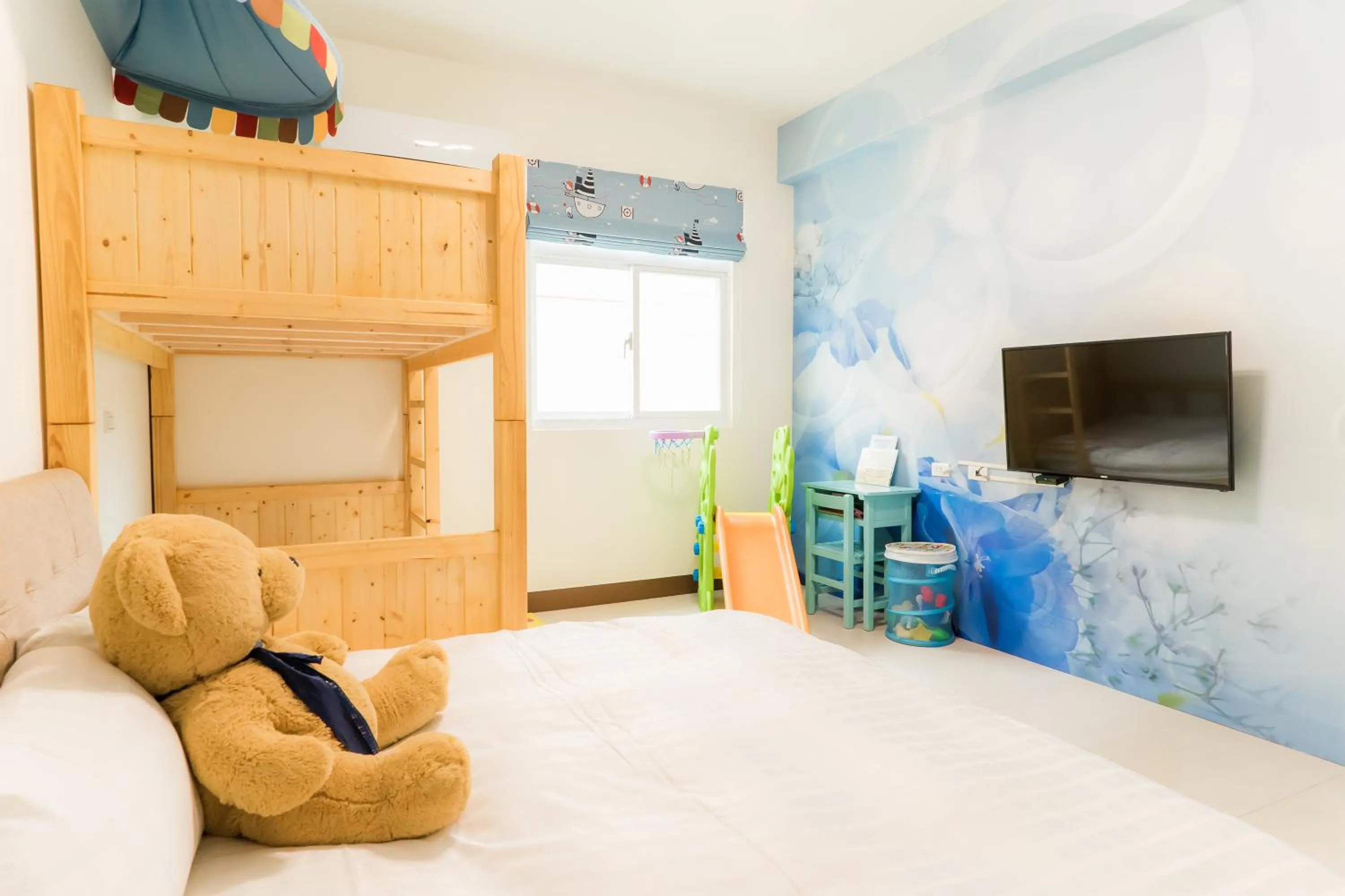 Photo of the whole room, Bed in Books & Woods Bed and Breakfast