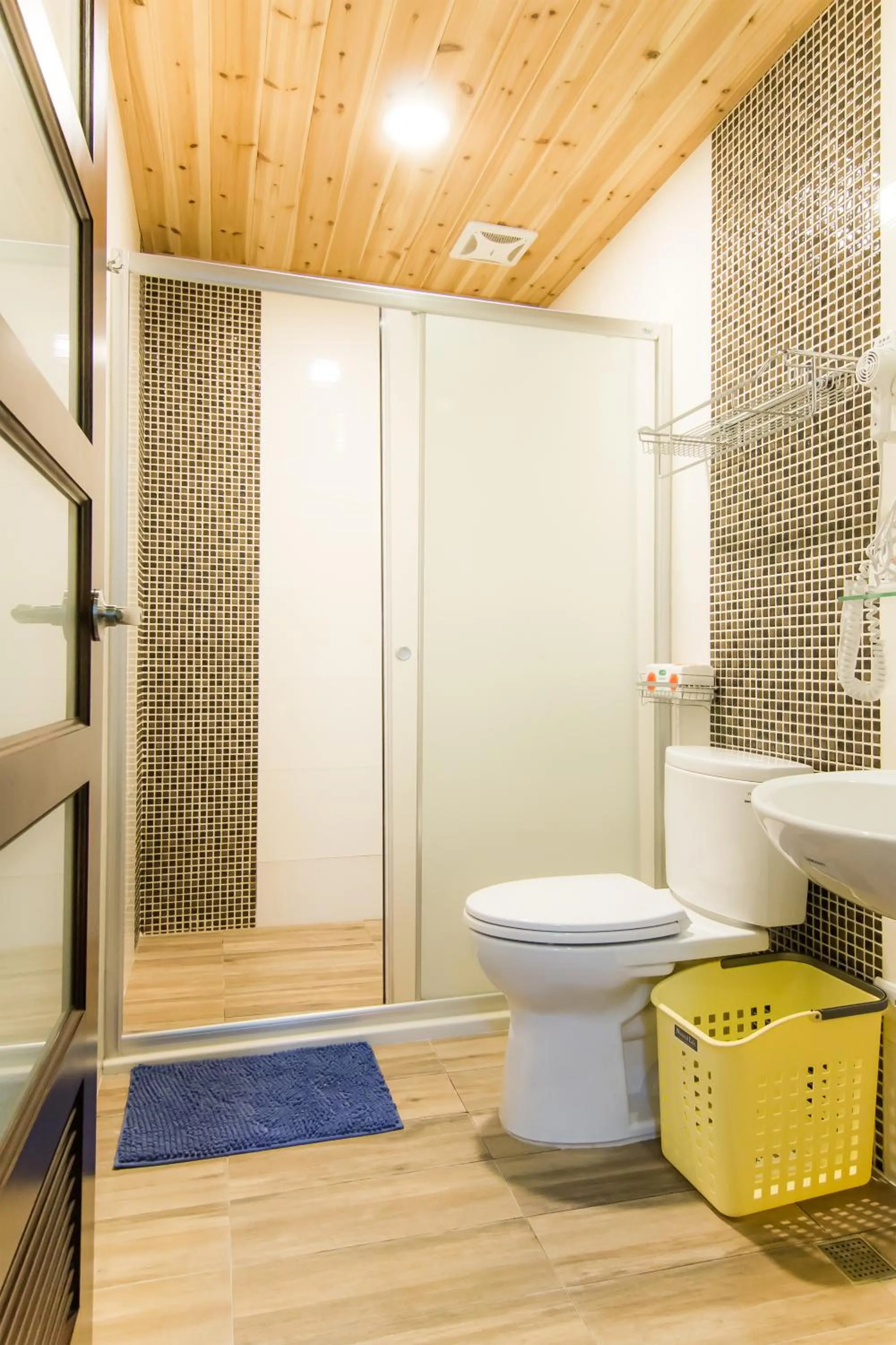 Bathroom in Books & Woods Bed and Breakfast