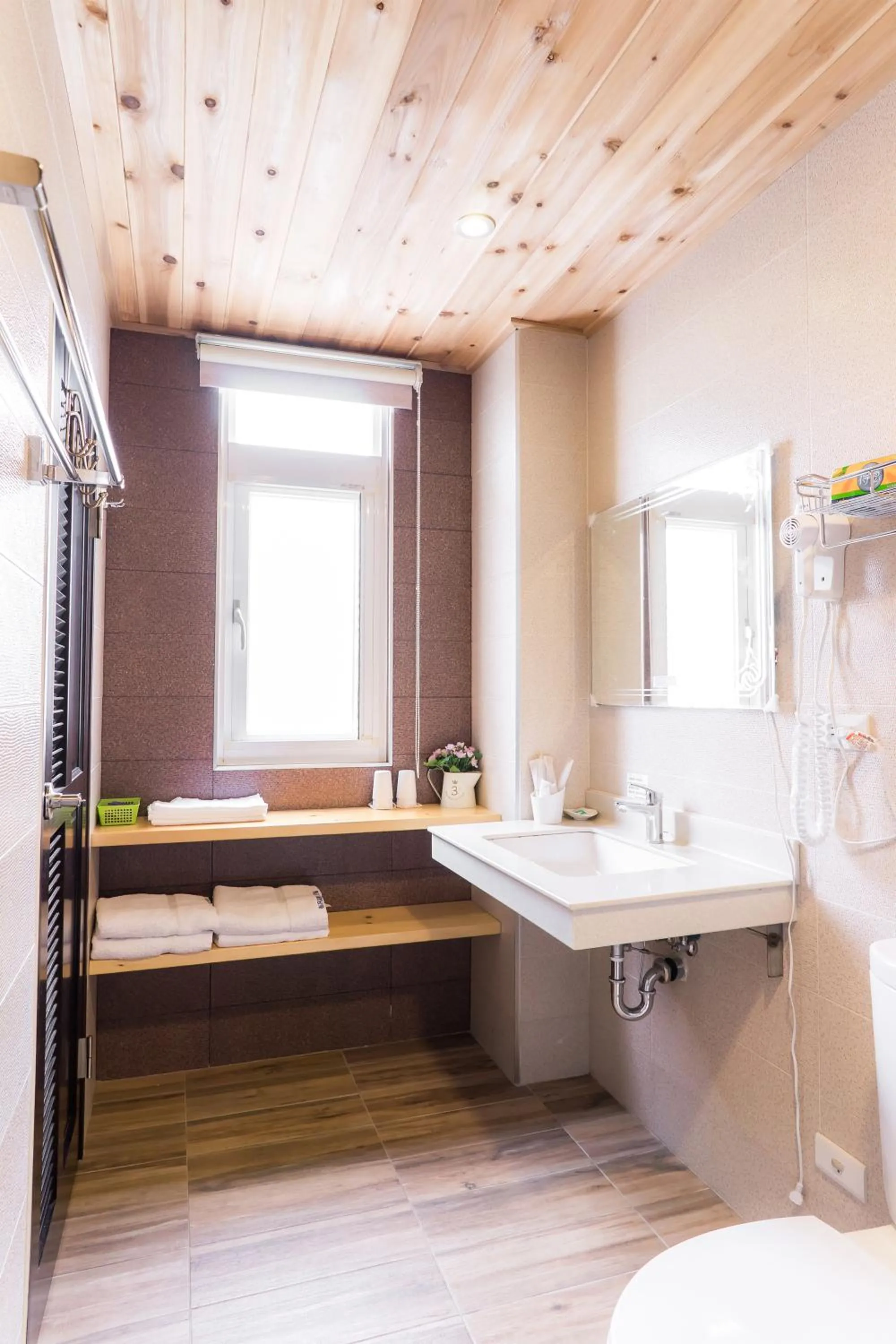 Toilet in Books & Woods Bed and Breakfast