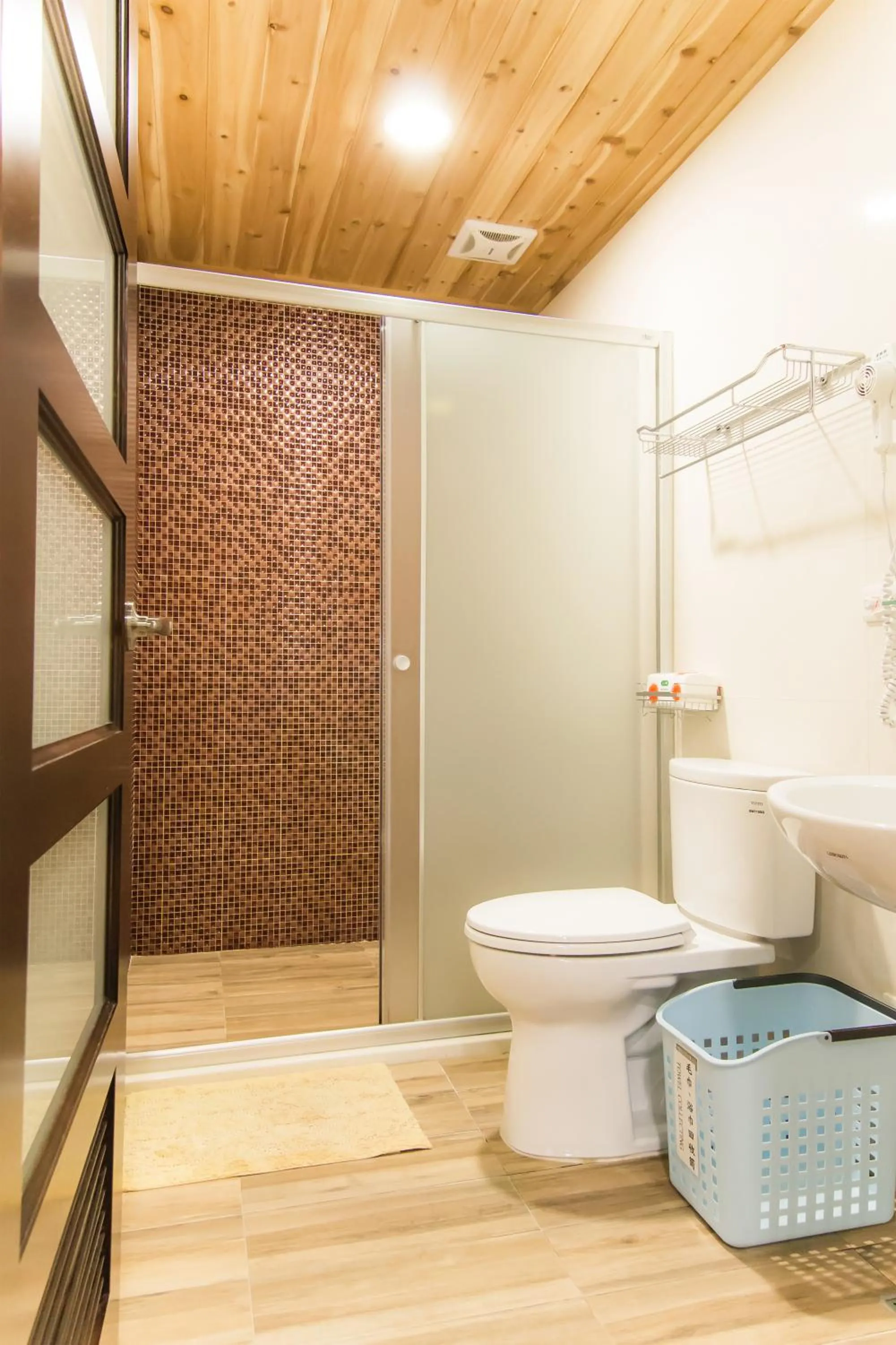 Bathroom in Books & Woods Bed and Breakfast