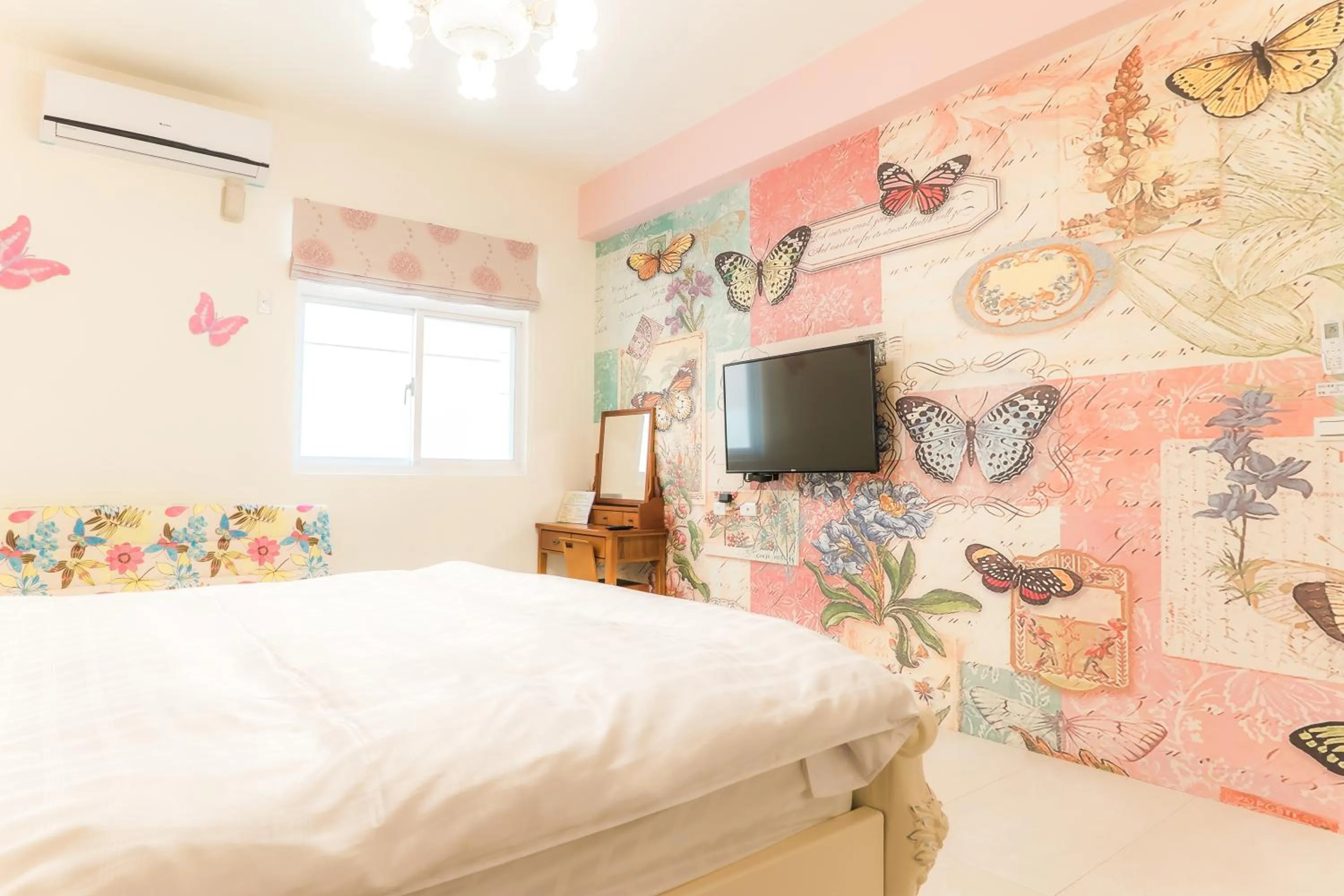 Photo of the whole room, Bed in Books & Woods Bed and Breakfast