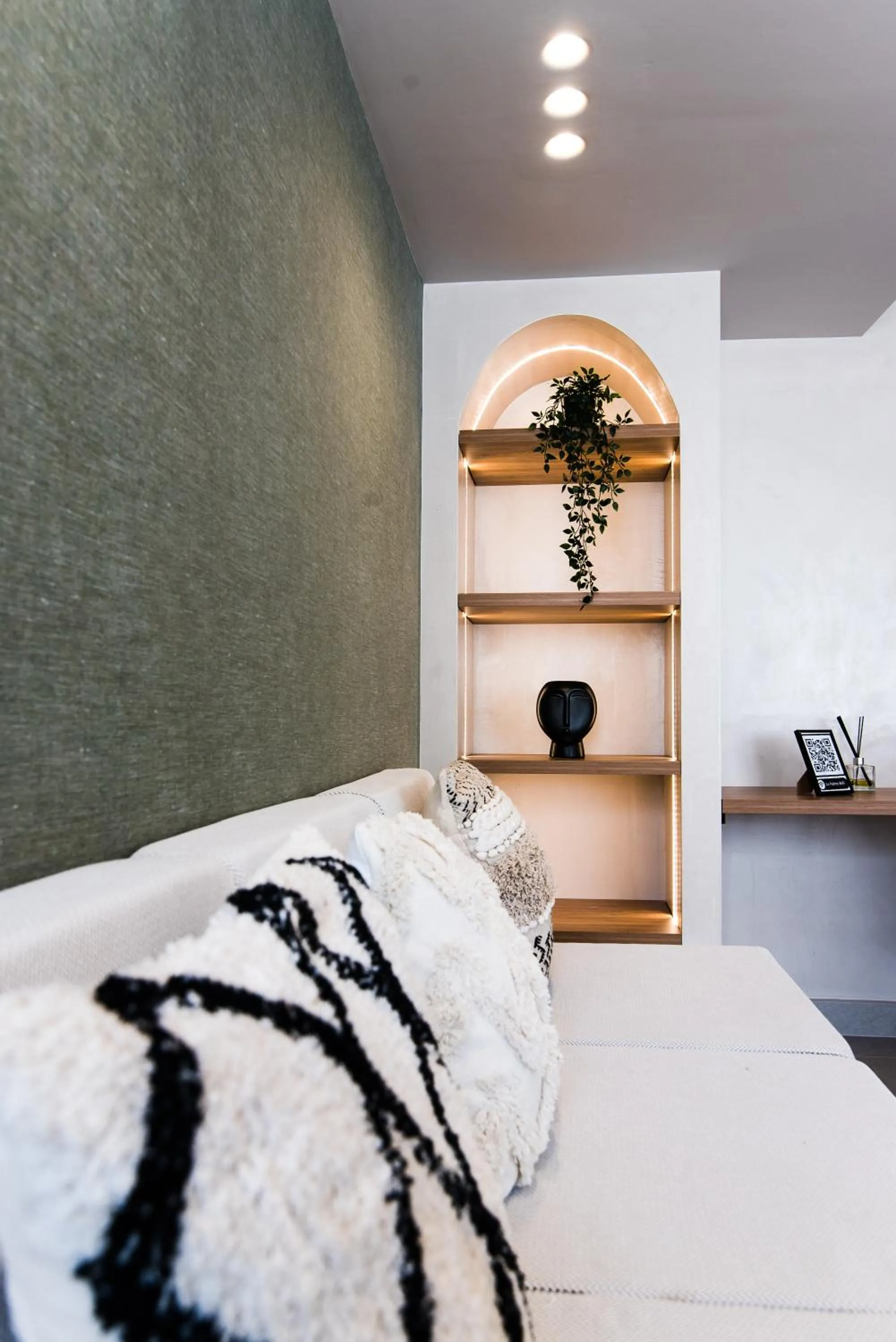 Text overlay, Bed in Le Palme