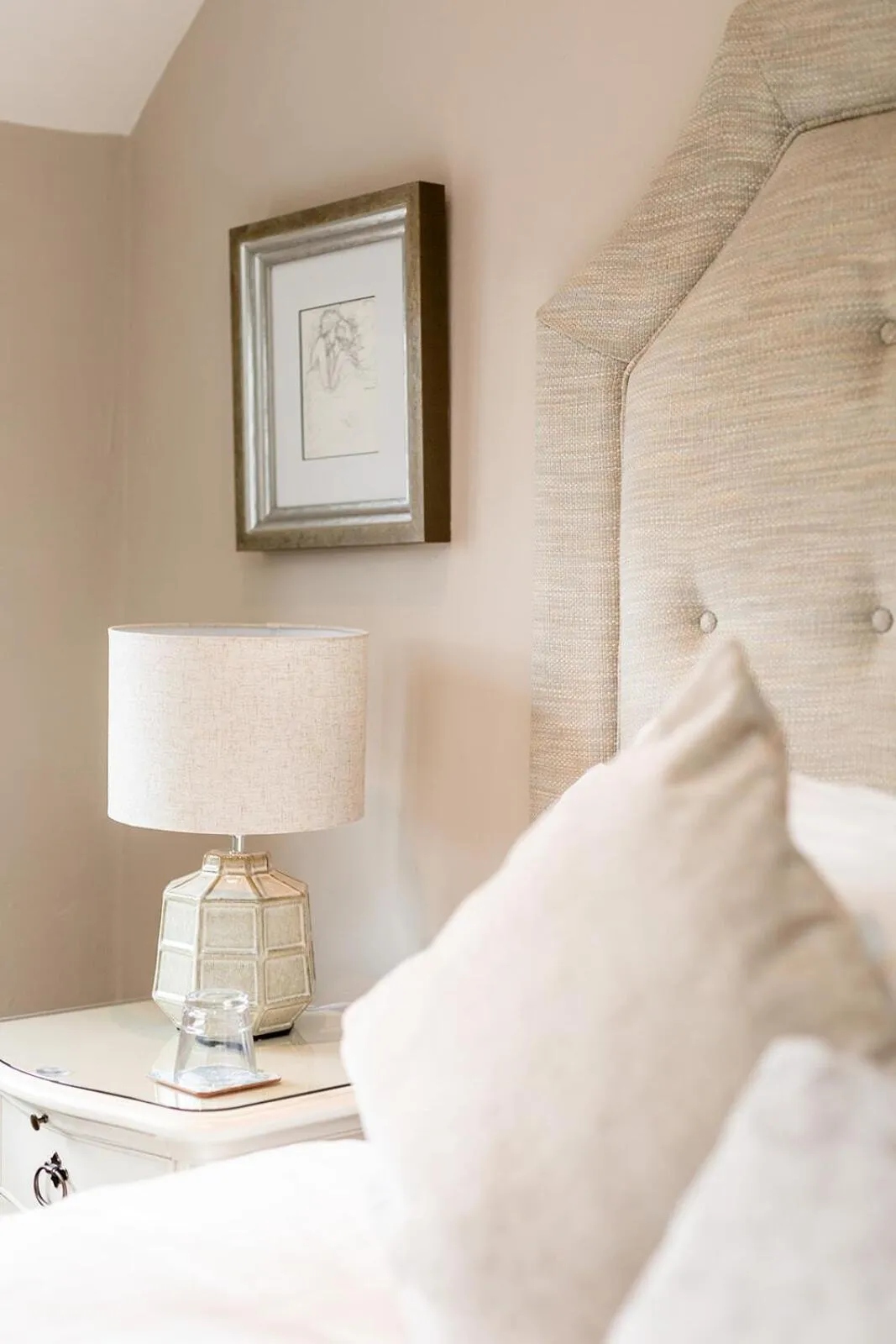 Bedroom, Bed in The Dragon Willington