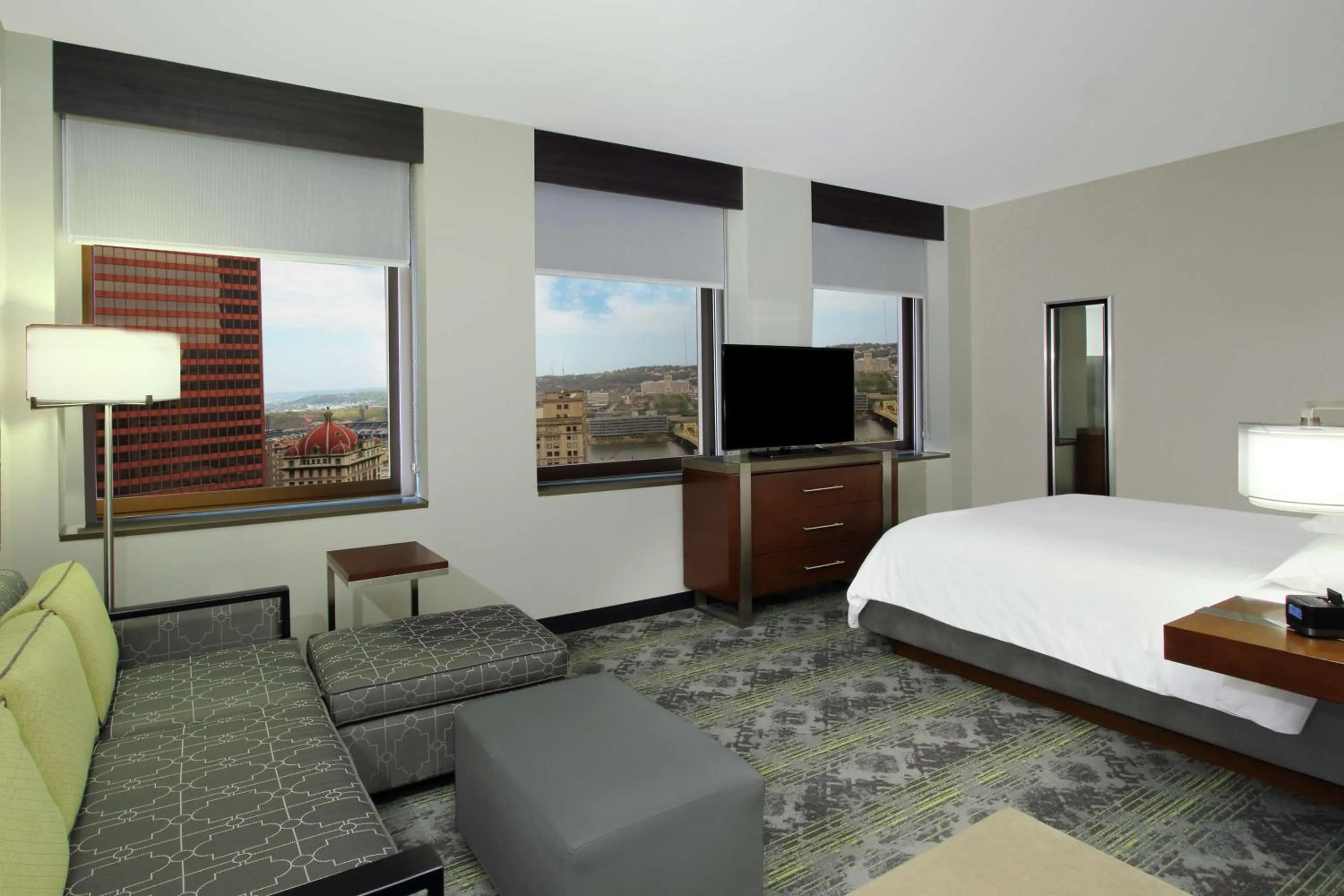 Living room, Bed in Embassy Suites Pittsburgh-Downtown