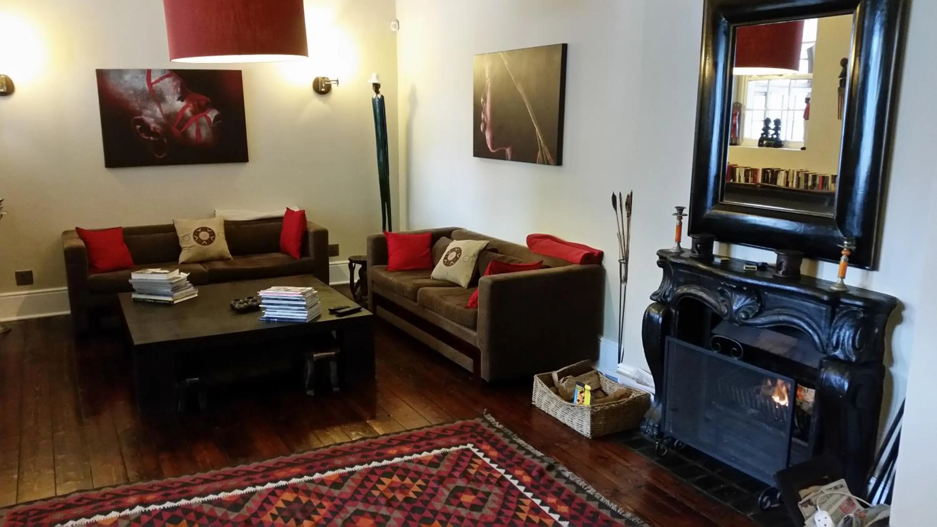 Communal lounge/ TV room in Jardin d'ébène Boutique Guesthouse