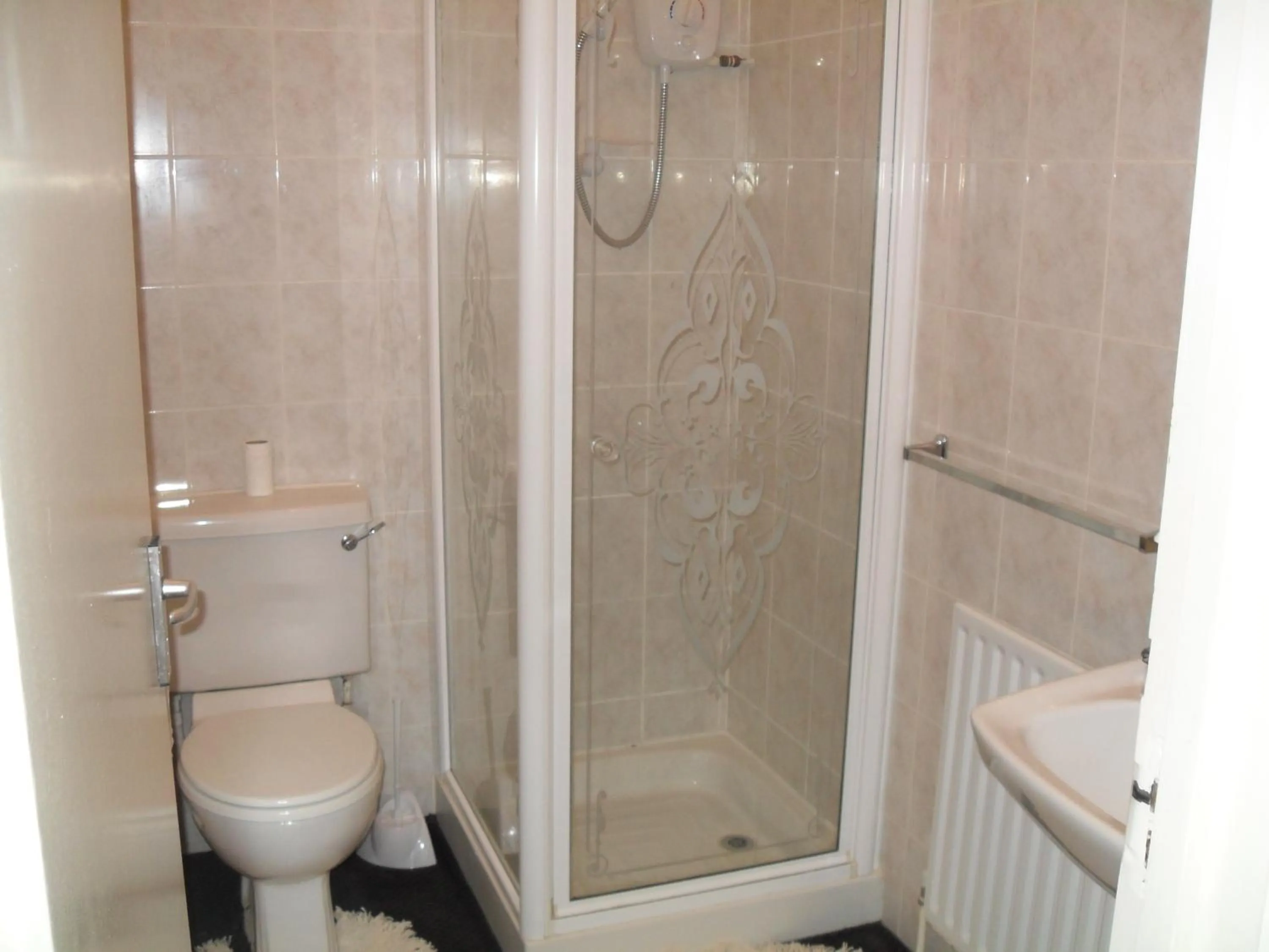 Bathroom in Longfield Guest House