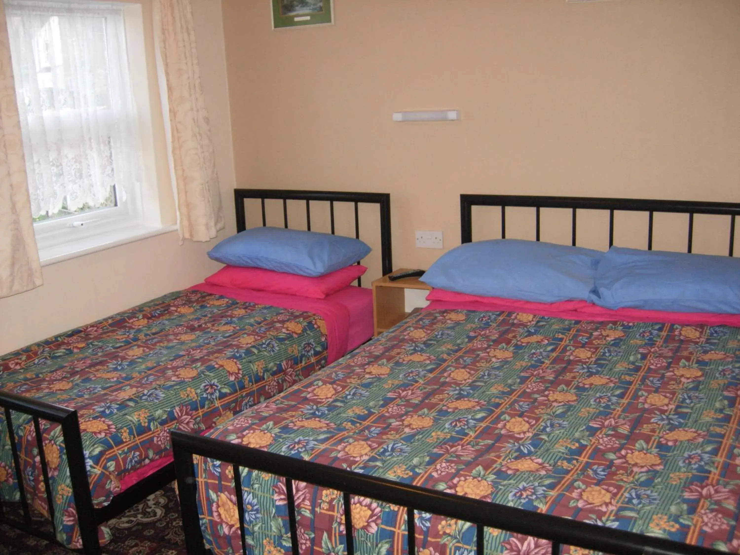 Triple Room with Bathroom in Longfield Guest House Triple Room with Bathroom in Longfield Guest House