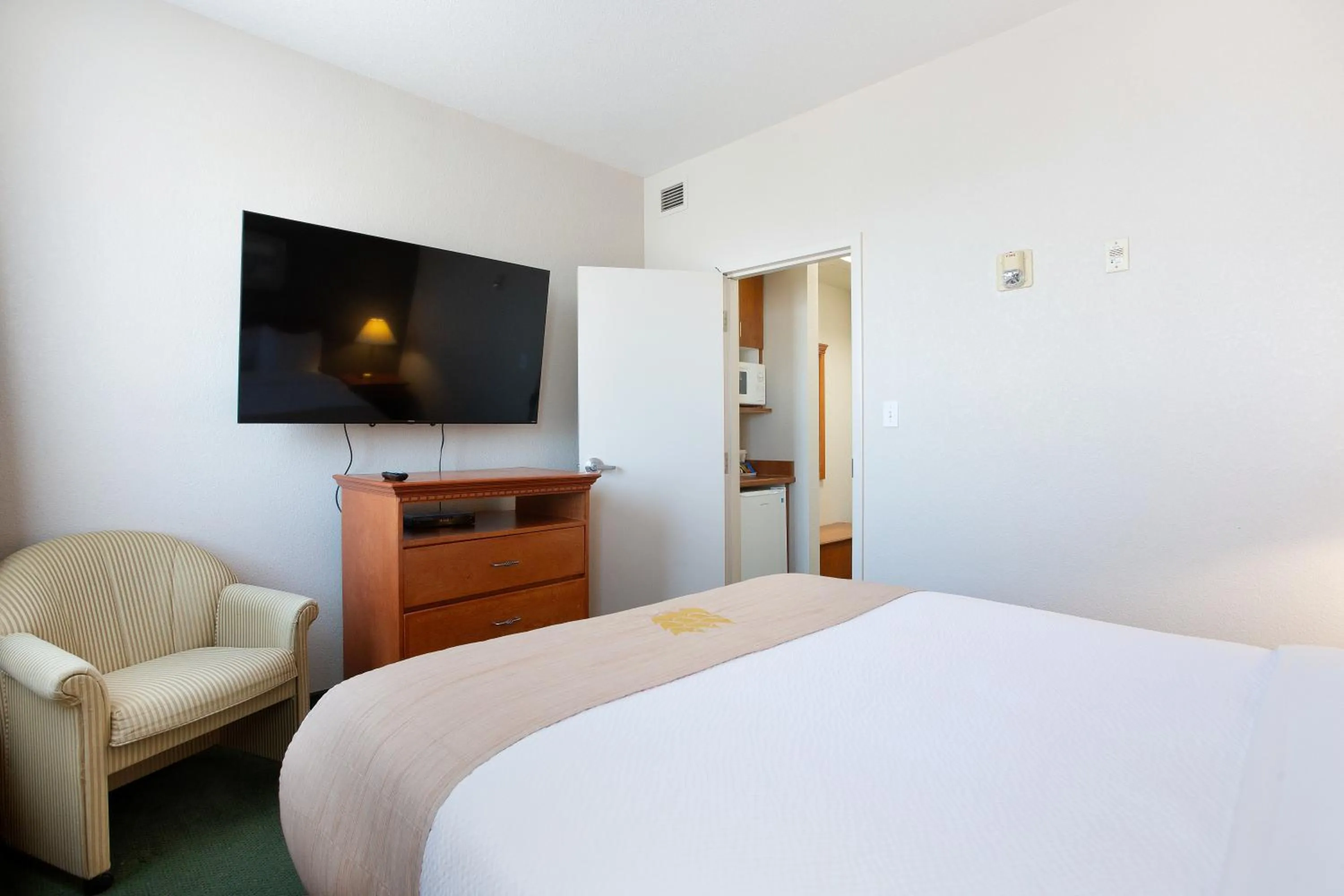 Bed in Lakeview Inns & Suites - Okotoks