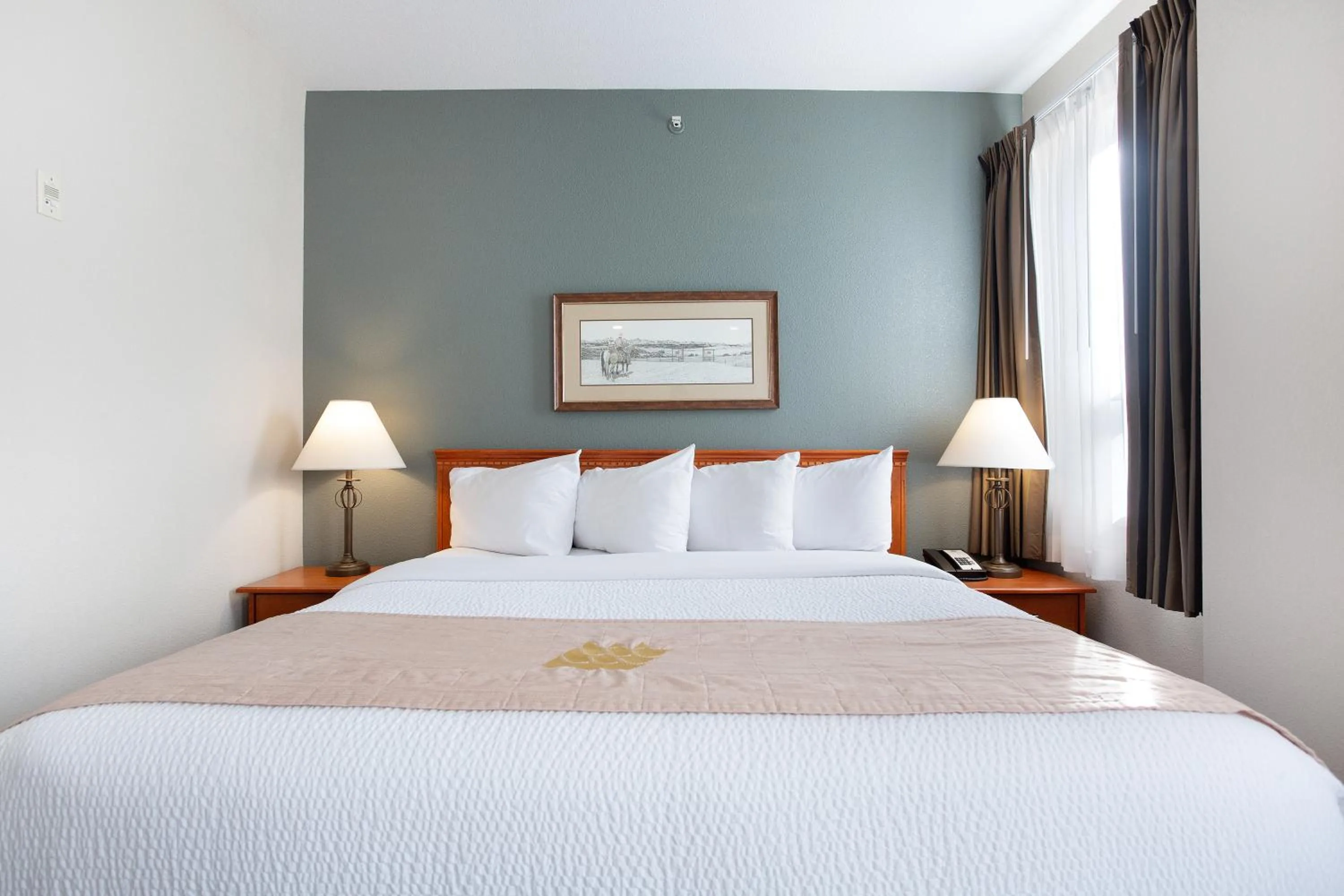 Bed in Lakeview Inns & Suites - Okotoks