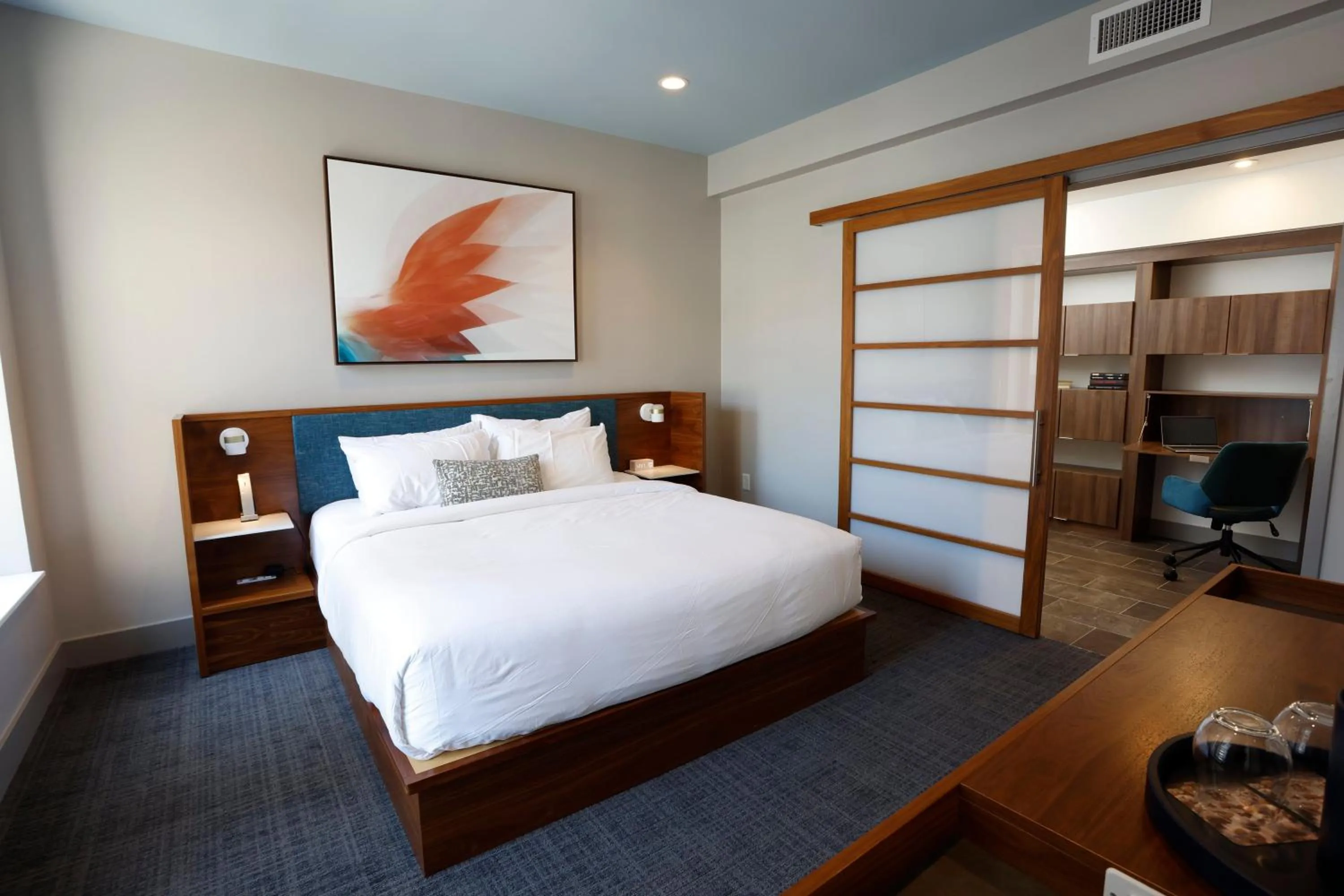 Photo of the whole room, Bed in Kimpton Schofield Hotel by IHG