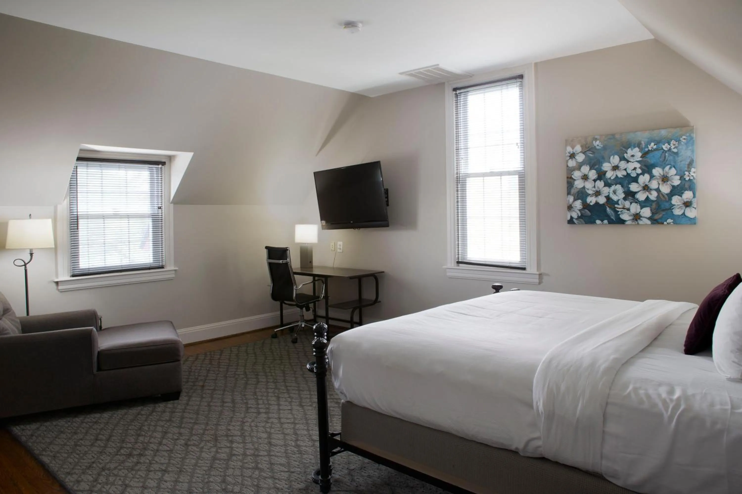 Bed in Normandy Farm Hotel & Conference Center