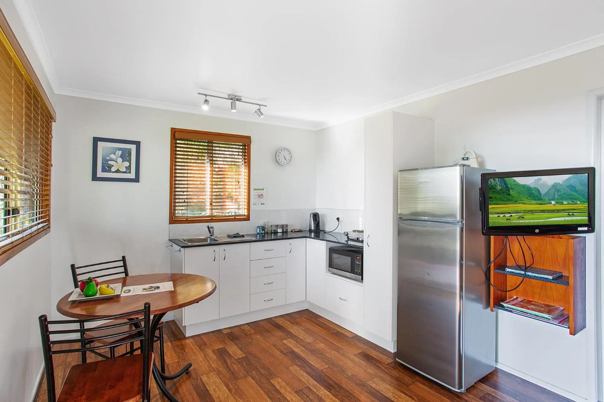 Kitchen or kitchenette in Amamoor Homestead and Country Cottages