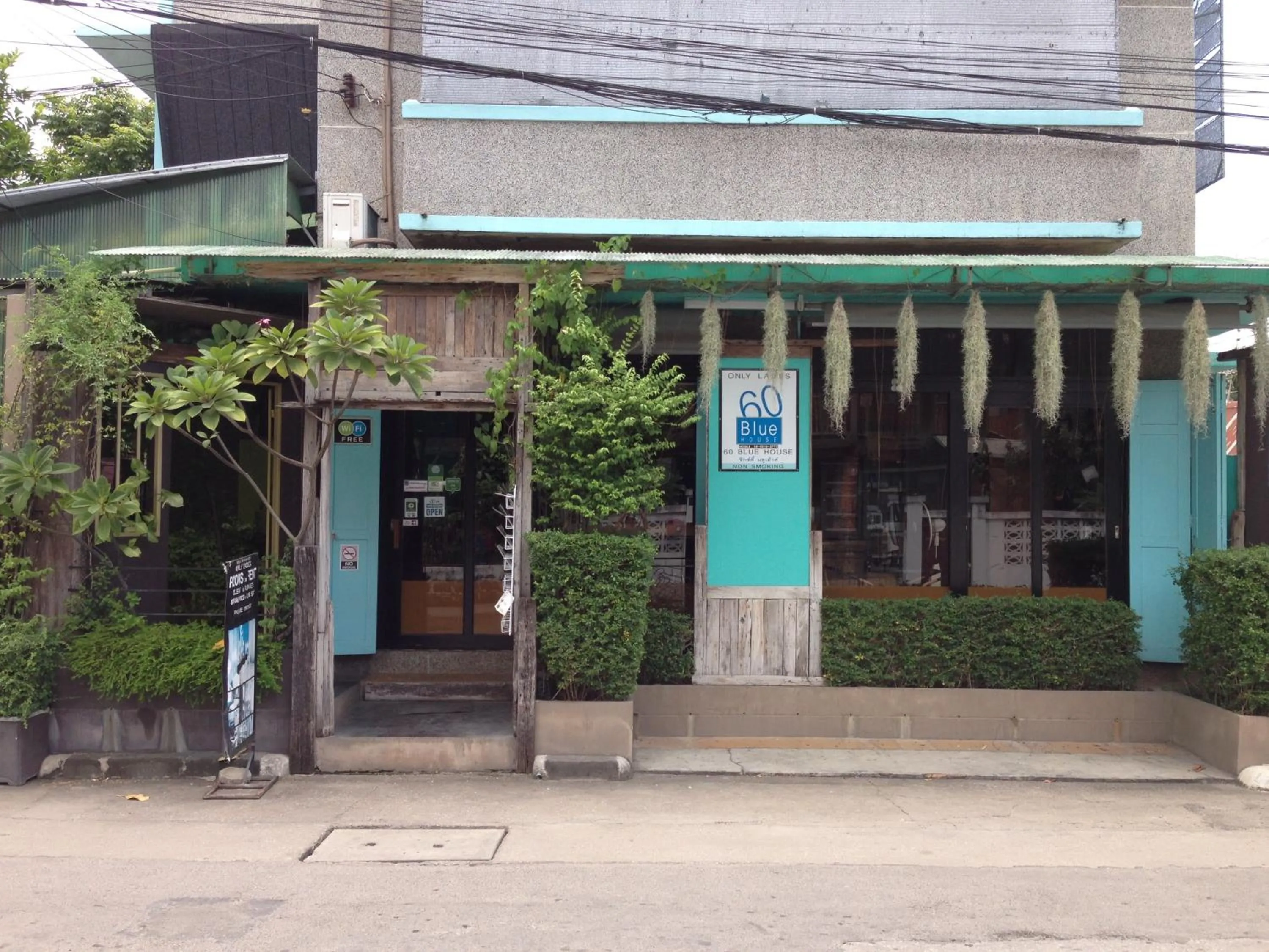 Facade/entrance in 60 Blue House
