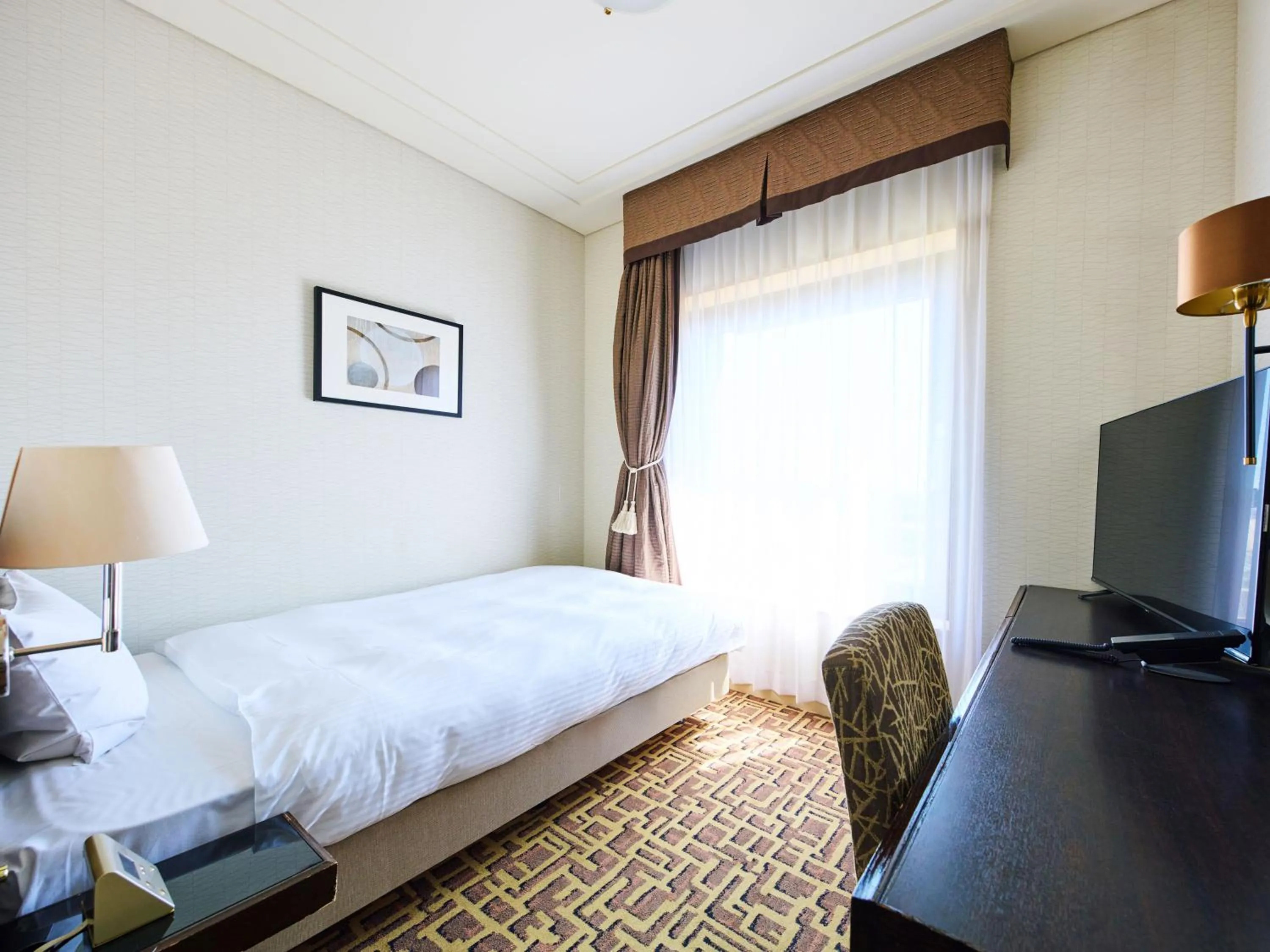 Photo of the whole room, Bed in Okura Chiba Hotel