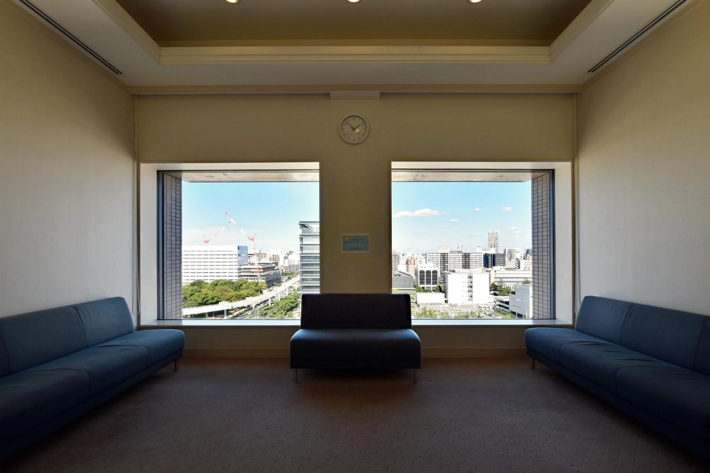 Communal lounge/ TV room in Okura Chiba Hotel