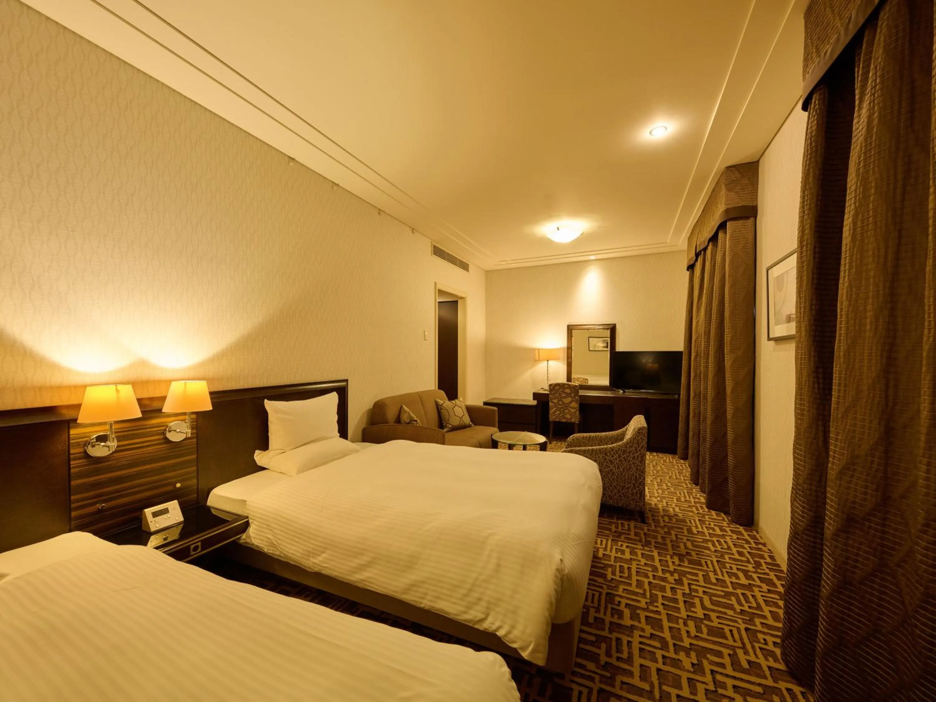 Photo of the whole room, Bed in Okura Chiba Hotel