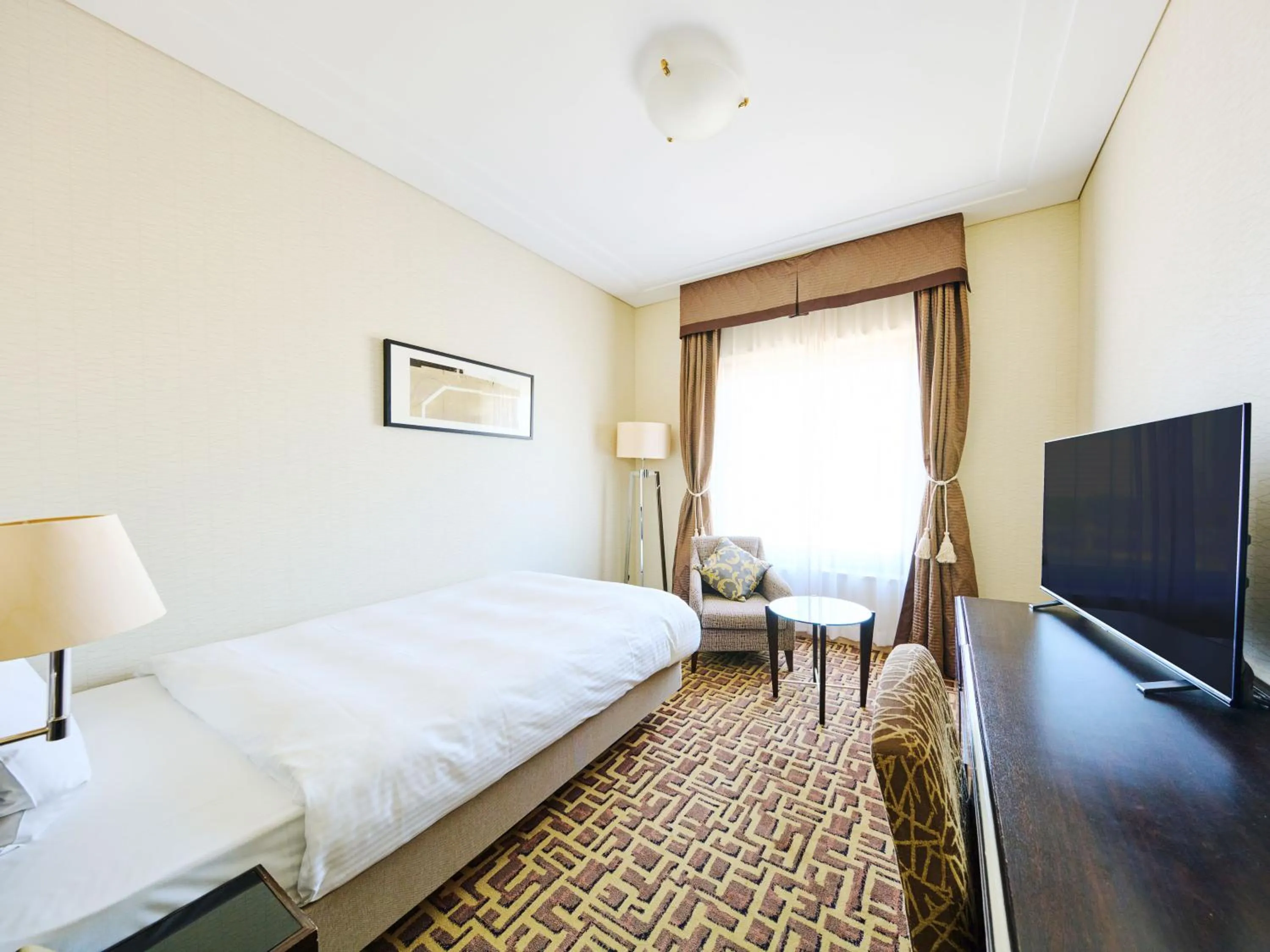 Photo of the whole room, Bed in Okura Chiba Hotel