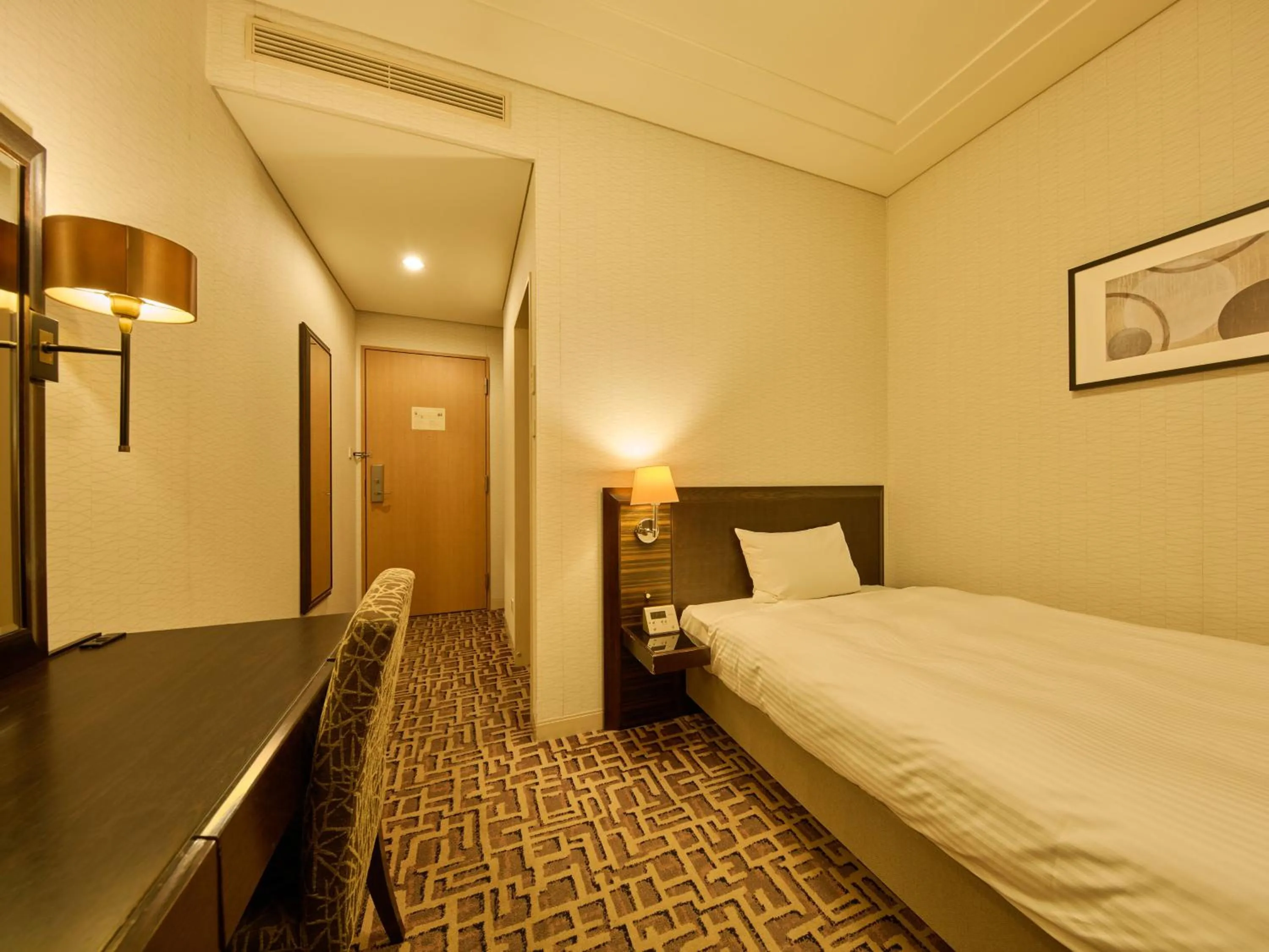 Photo of the whole room, Bed in Okura Chiba Hotel