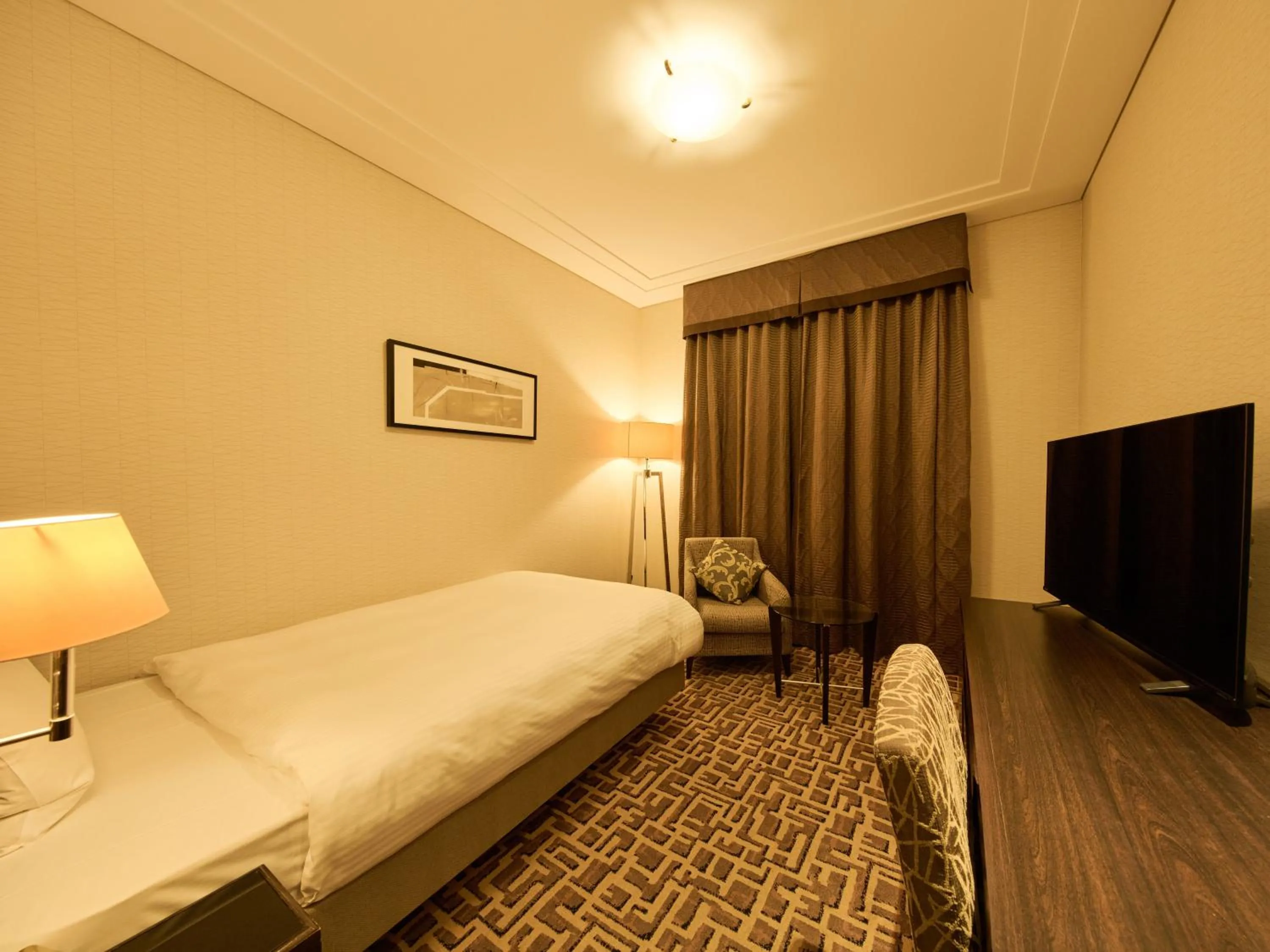 Photo of the whole room, Bed in Okura Chiba Hotel