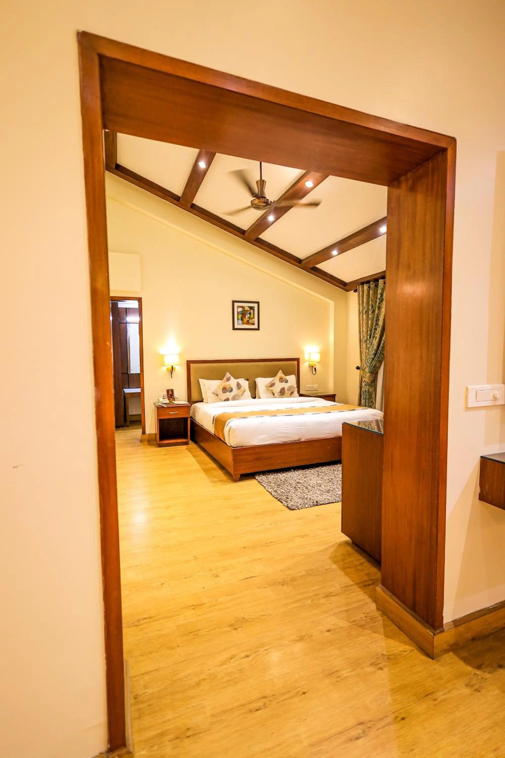 Photo of the whole room, Bed in Foxoso Misty Oaks - Hotel & Resort