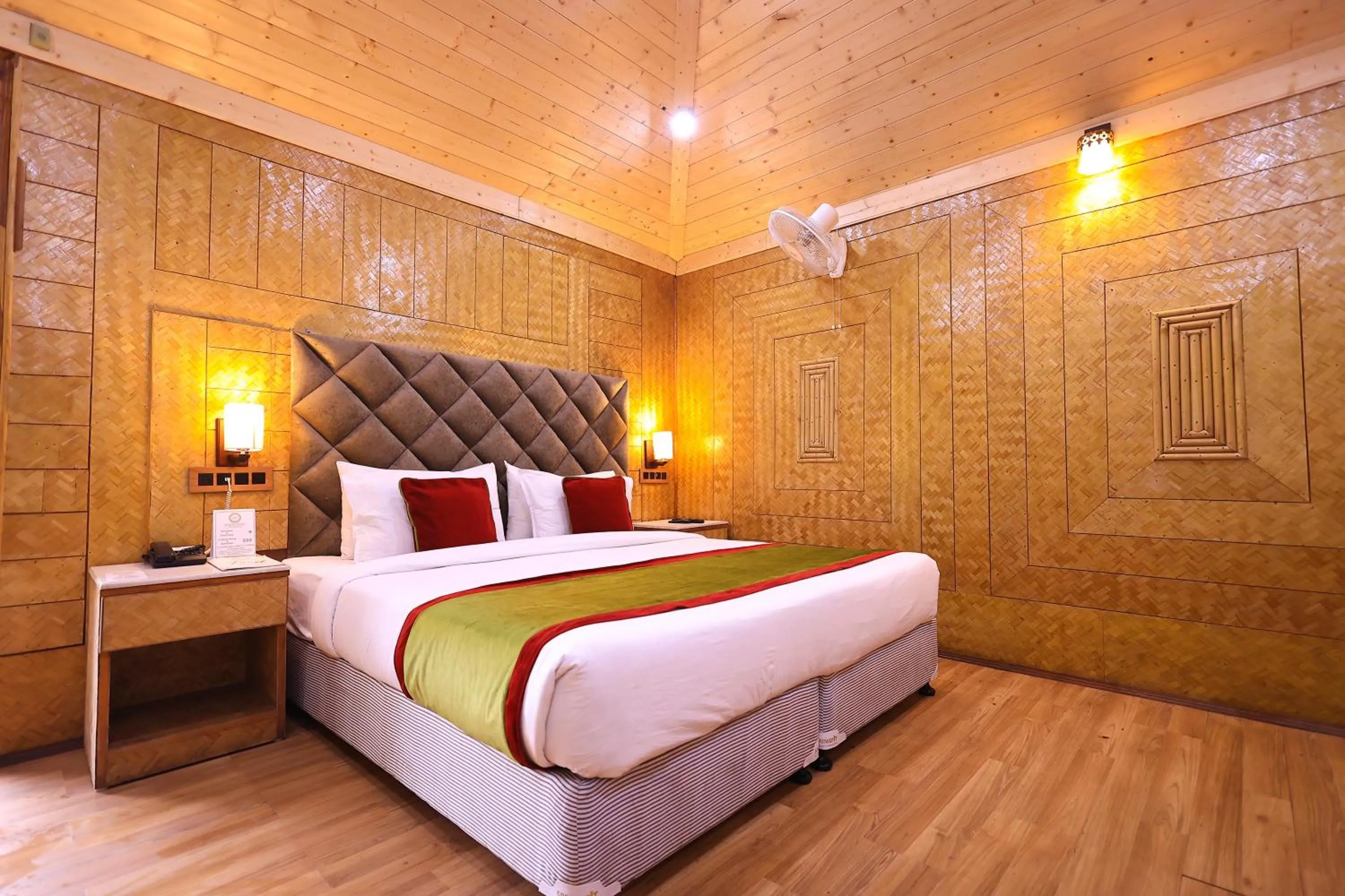 Photo of the whole room, Bed in Foxoso Misty Oaks - Hotel & Resort