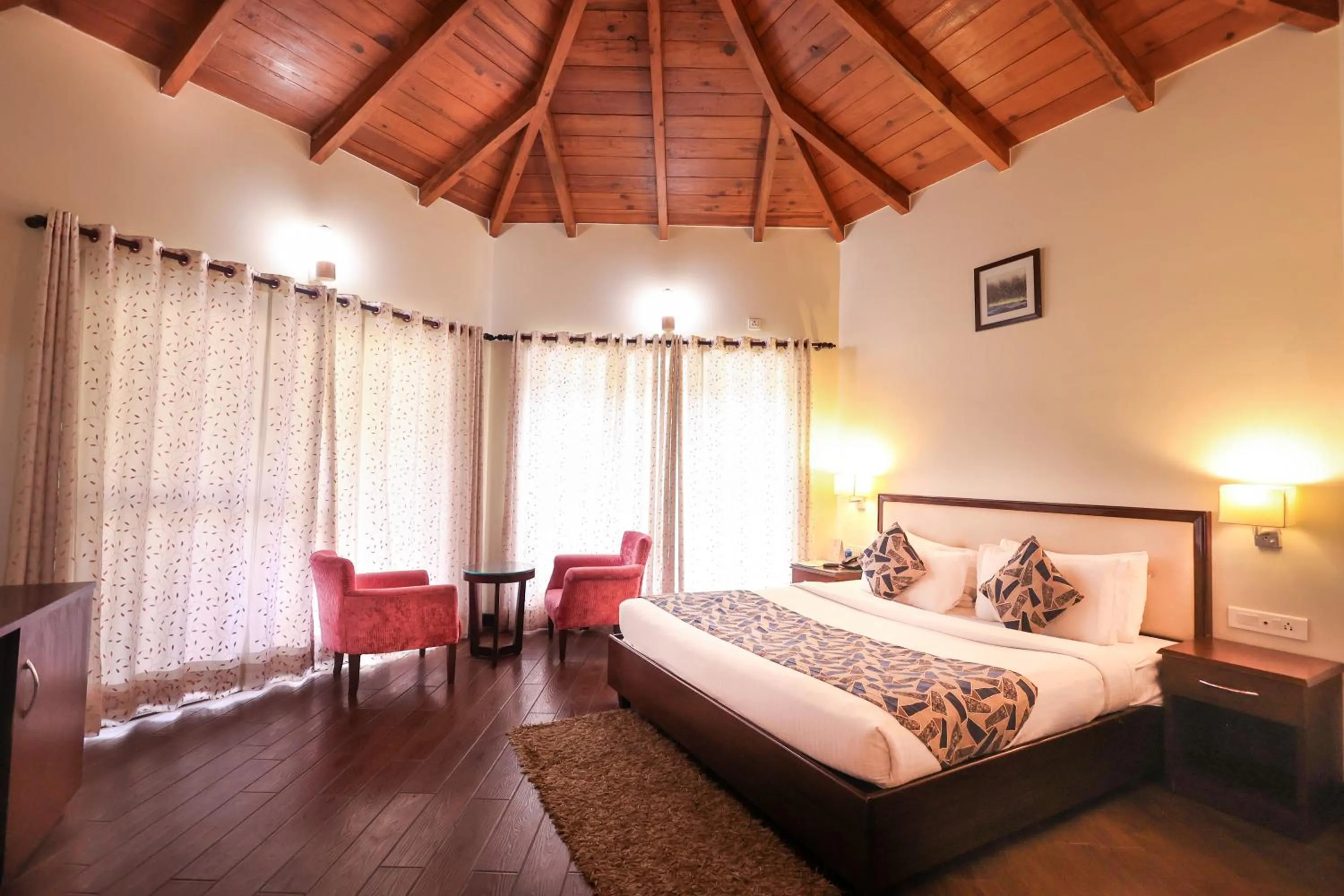 Photo of the whole room, Bed in Foxoso Misty Oaks - Hotel & Resort