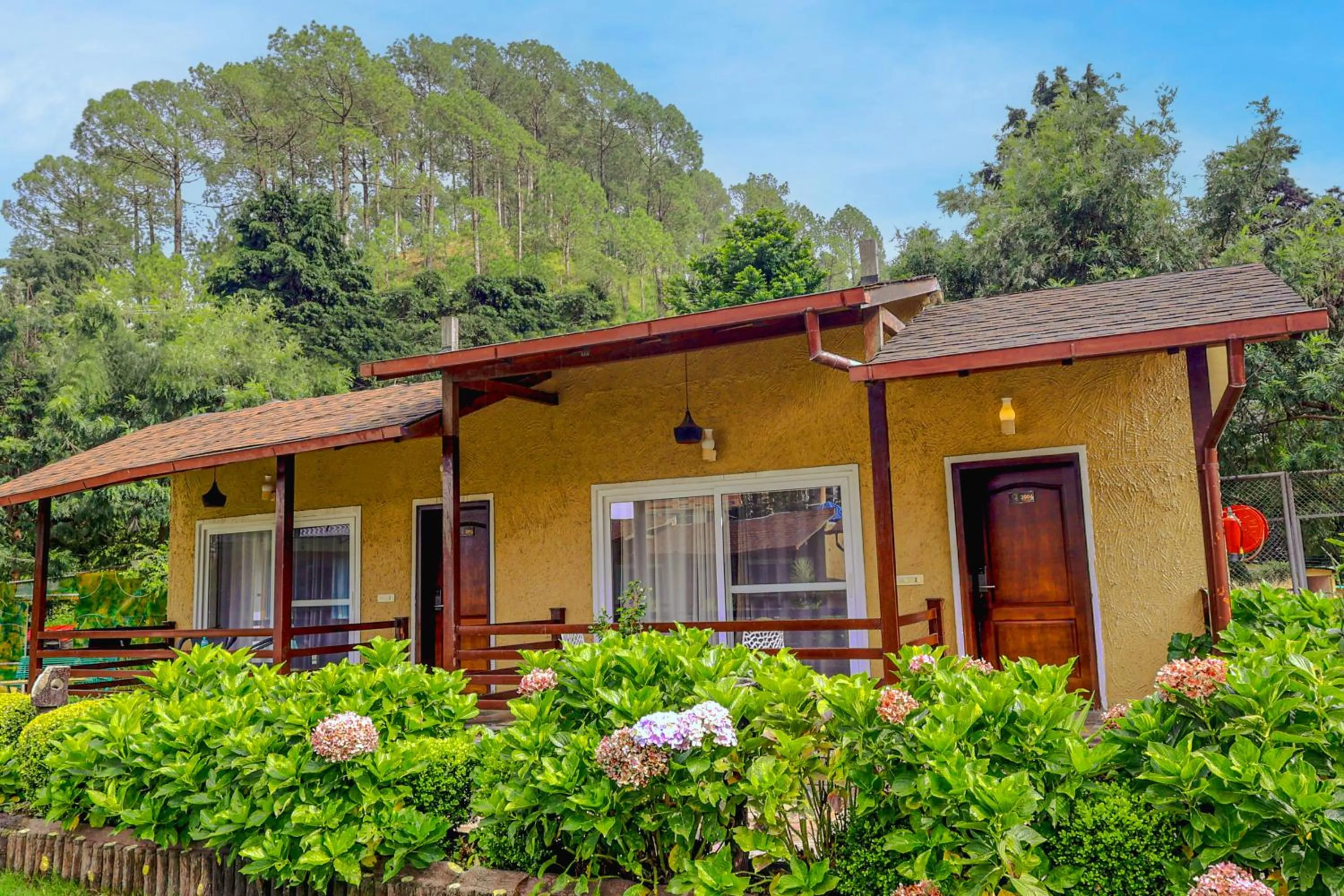 Property building in Foxoso Misty Oaks - Hotel & Resort