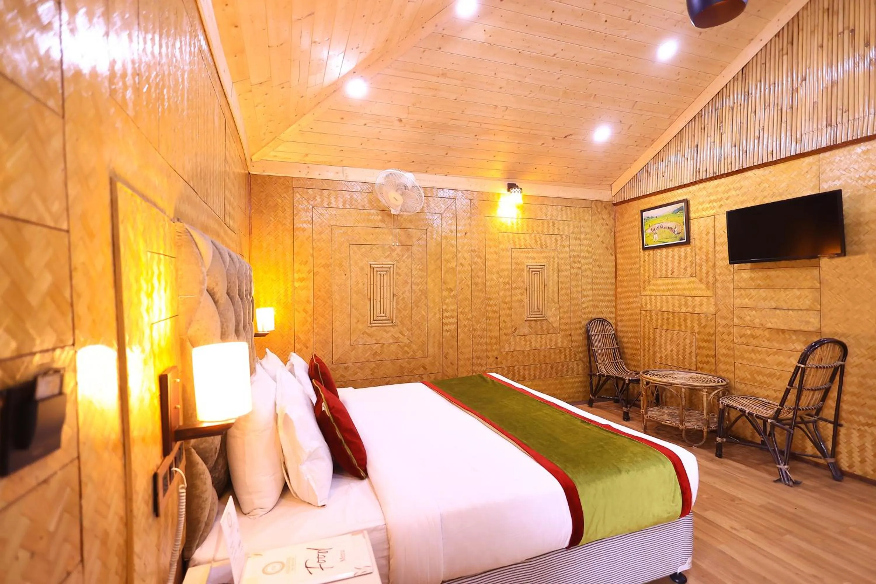 Photo of the whole room, Bed in Foxoso Misty Oaks - Hotel & Resort