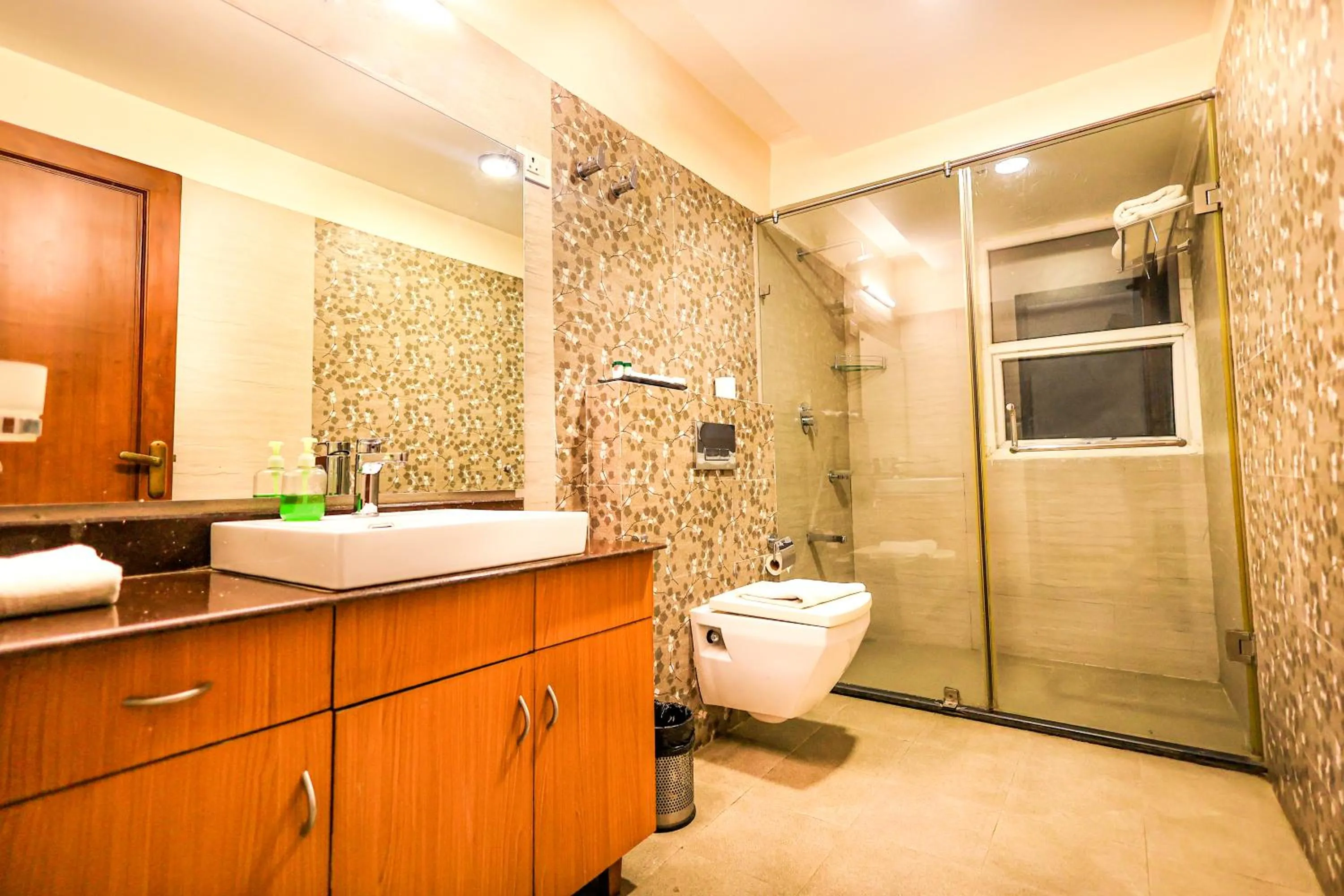 Toilet in Foxoso Misty Oaks - Hotel & Resort