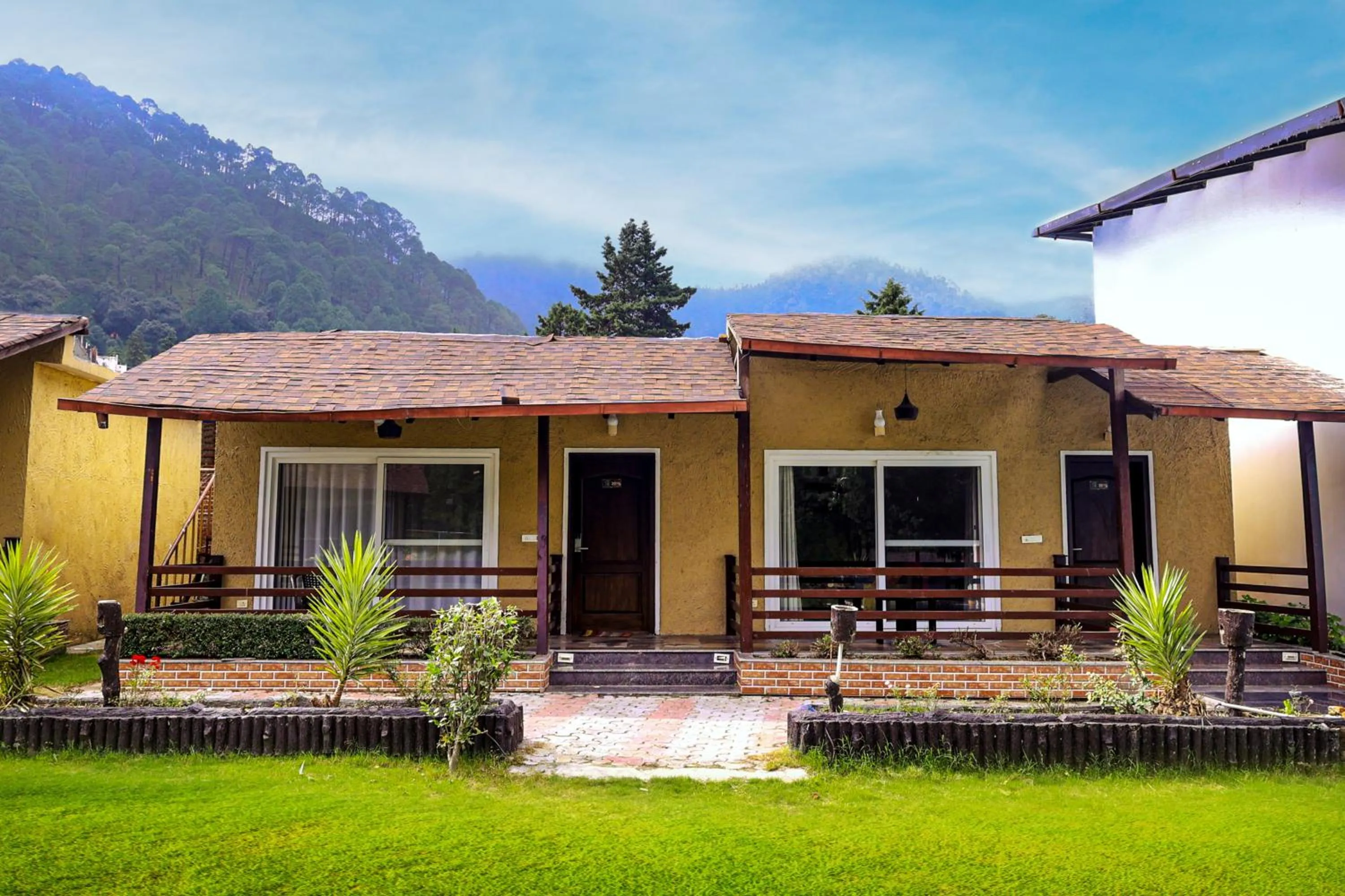 Property building in Foxoso Misty Oaks - Hotel & Resort