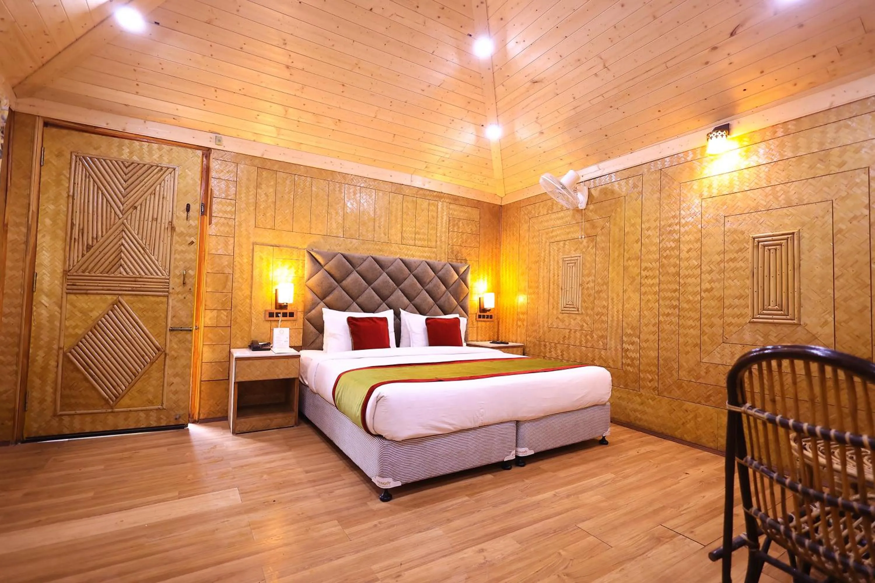 Photo of the whole room, Bed in Foxoso Misty Oaks - Hotel & Resort