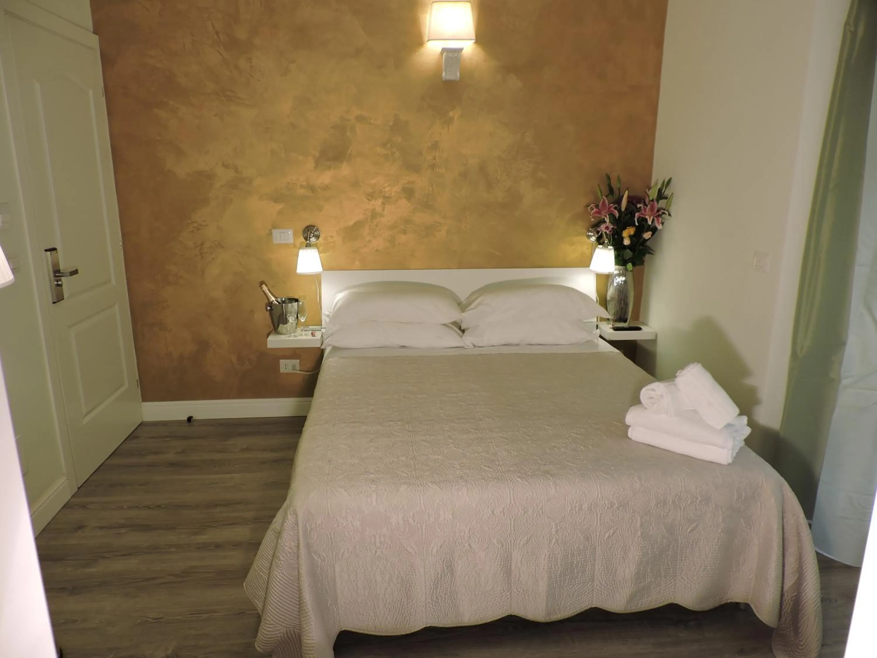 Photo of the whole room, Bed in Anfiteatro Suite