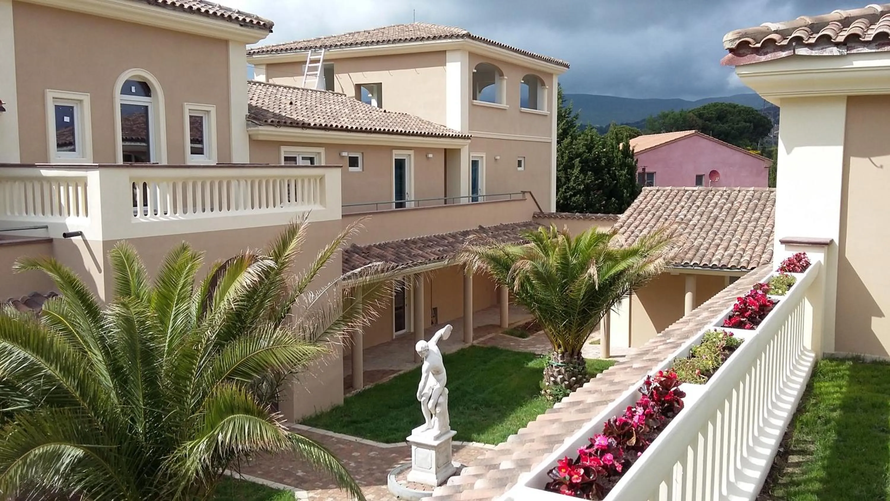 Property building in Borgo Felciaione