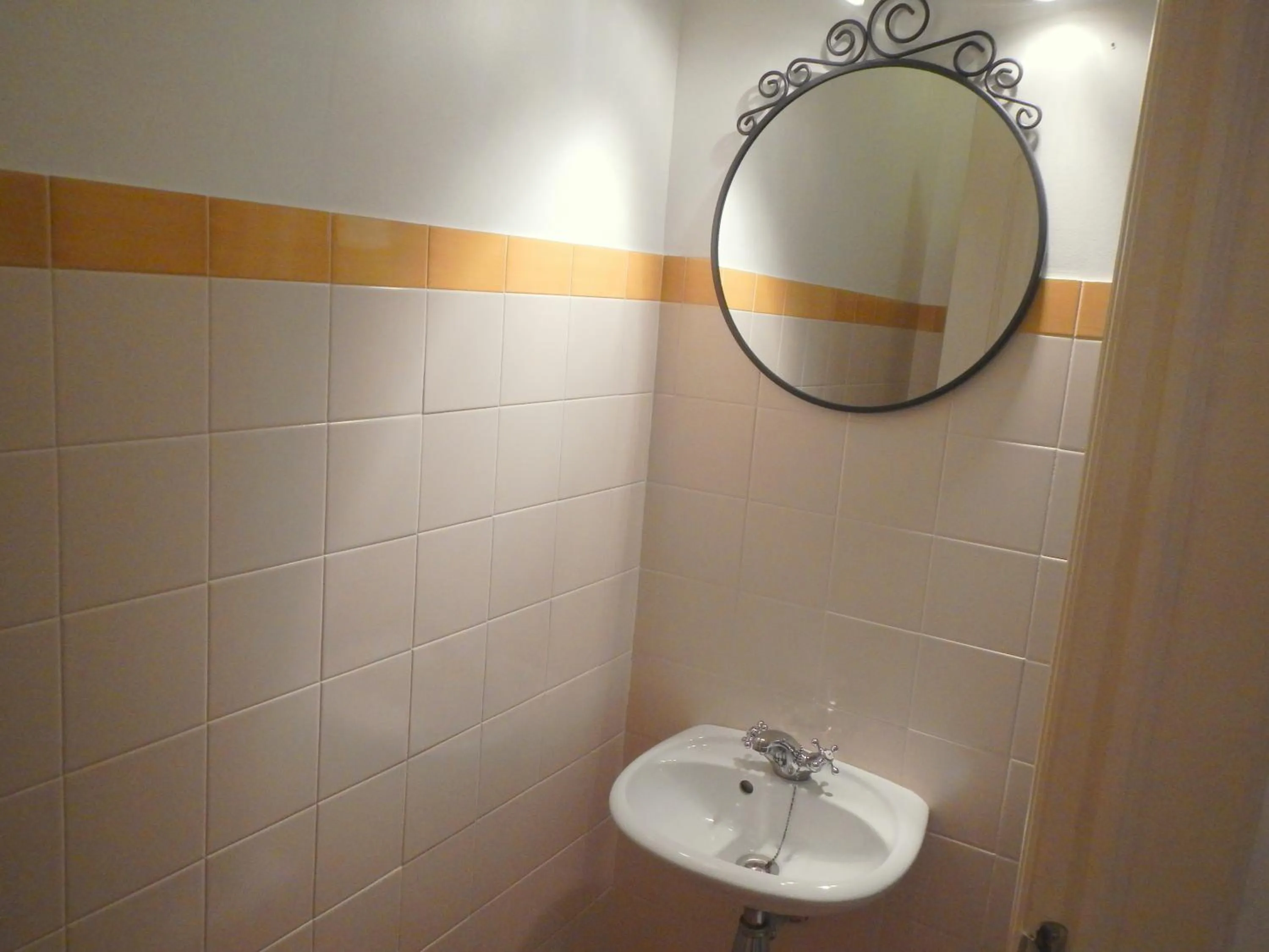 Shower in Estrela Charming Rooms by HOST-POINT