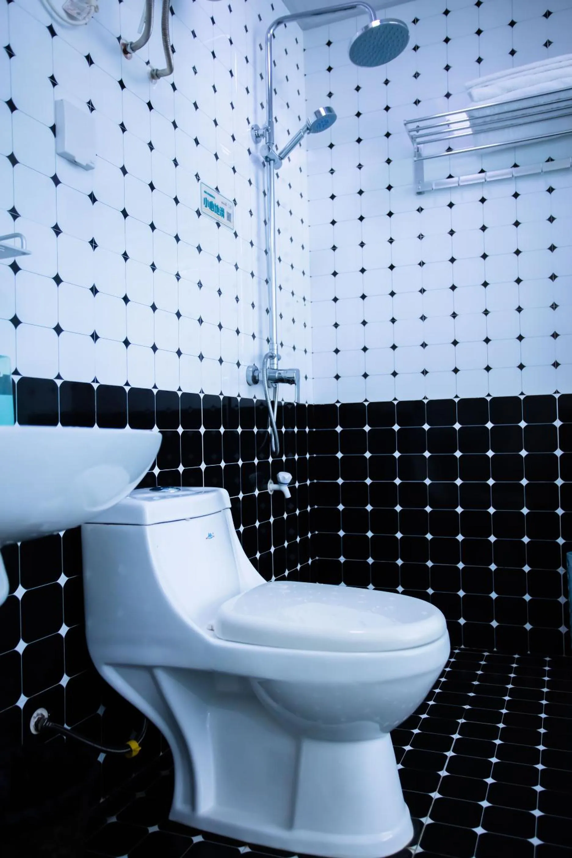 Toilet in Murphy Youth Hostel Guilin桂林北站莫非青年旅舍