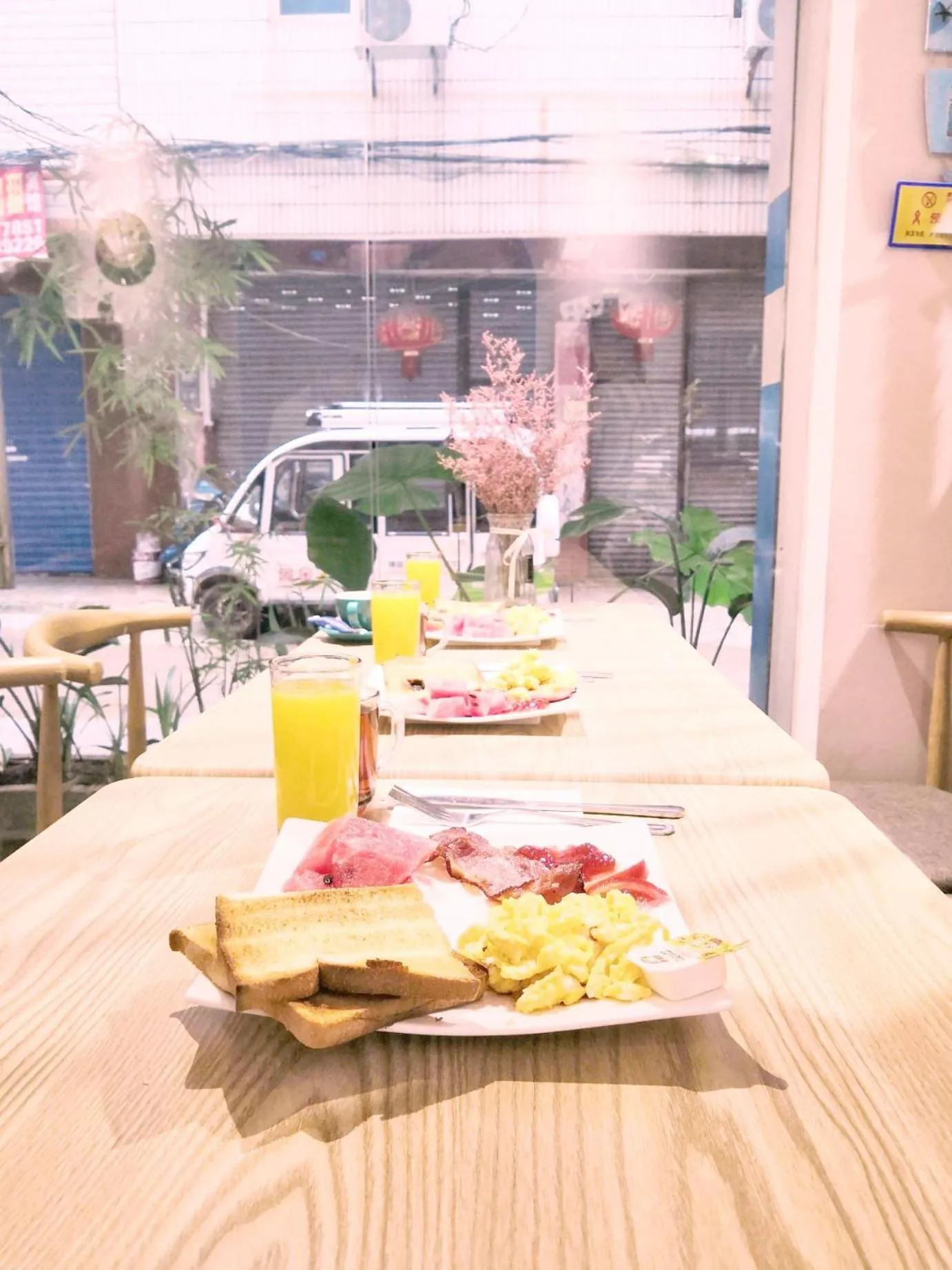 Food and drinks in Murphy Youth Hostel Guilin桂林北站莫非青年旅舍