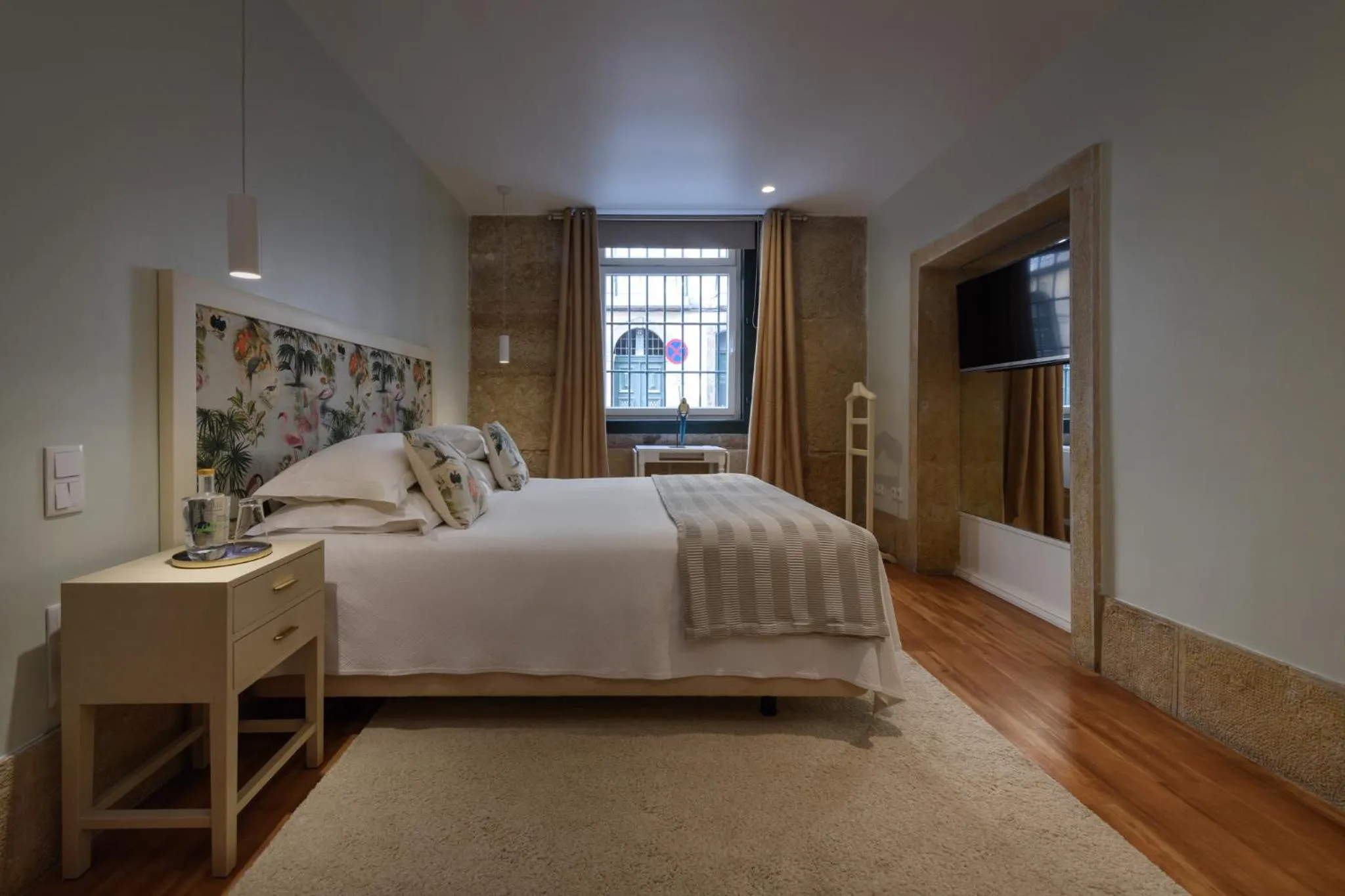 Photo of the whole room, Bed in Alecrim ao Chiado