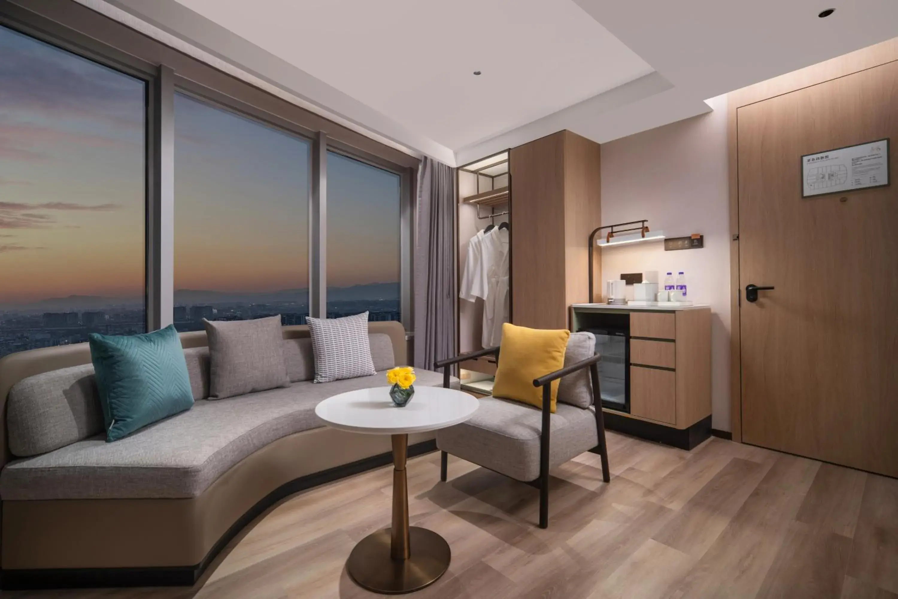 1 King Premium Lake View Lounge Access in Holiday Inn Yiwu Center by IHG 1 King Premium Lake View Lounge Access in Holiday Inn Yiwu Center by IHG
