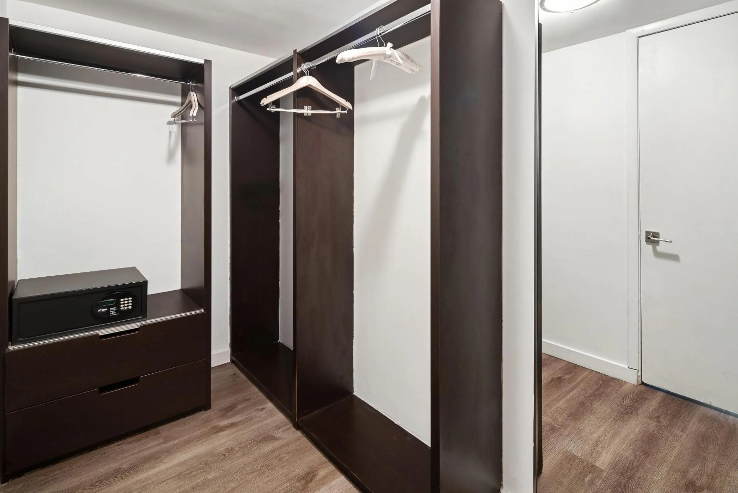 wardrobe in The Grayson Hotel Miami Downtown