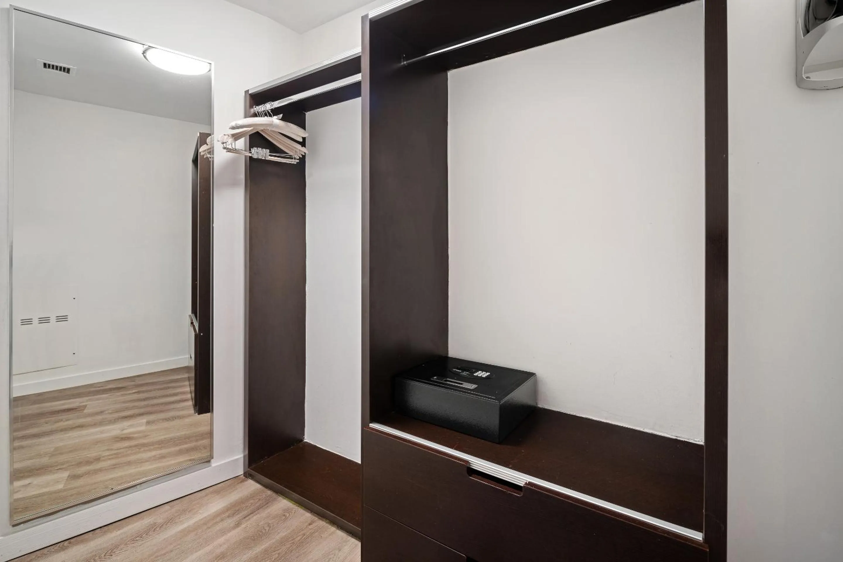 wardrobe in The Grayson Hotel Miami Downtown