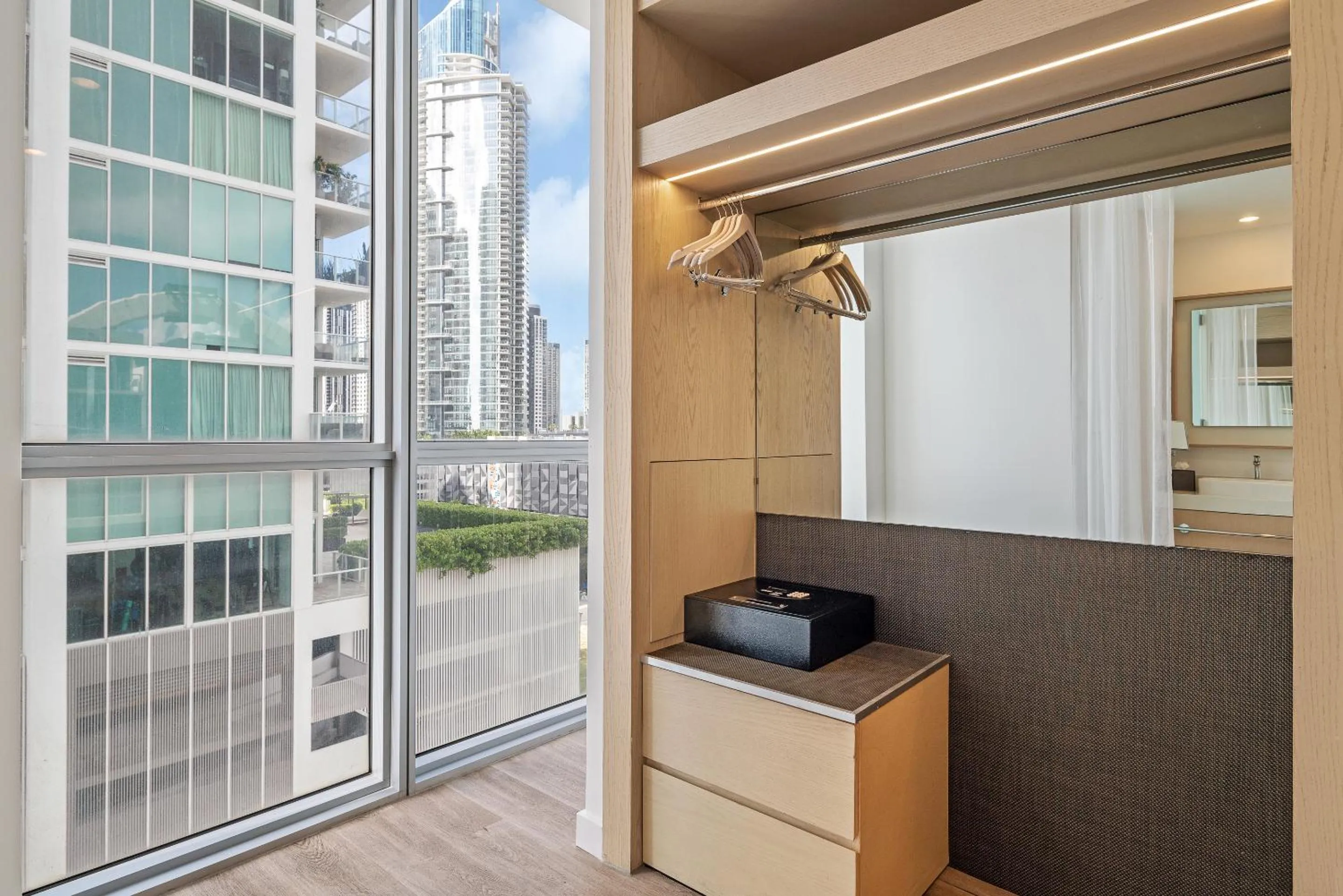 wardrobe in The Grayson Hotel Miami Downtown
