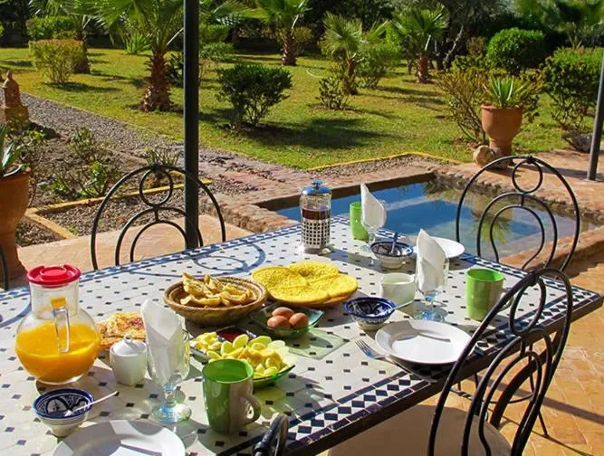 Breakfast in Fawakay Villas