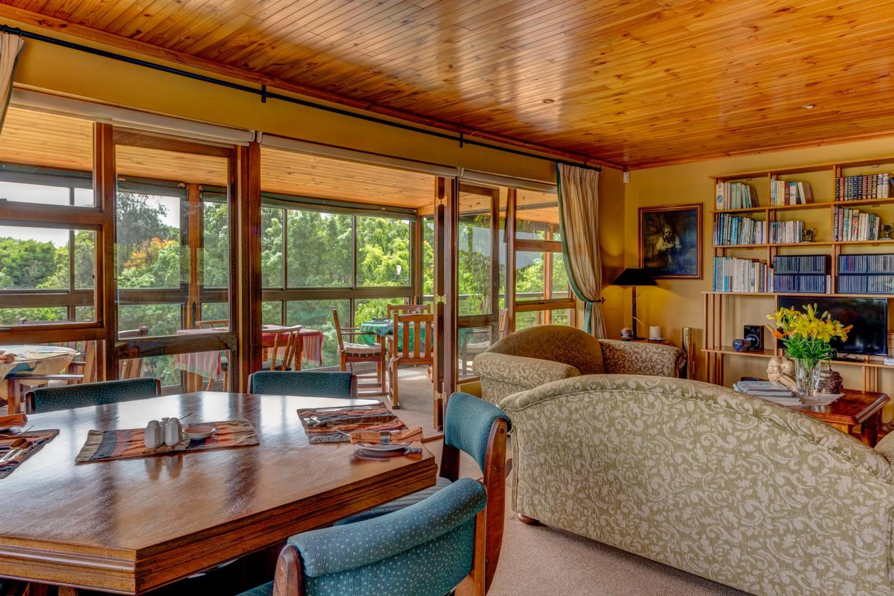 Communal lounge/ TV room in Pumula Lodge 4 Star Guesthouse Knysna