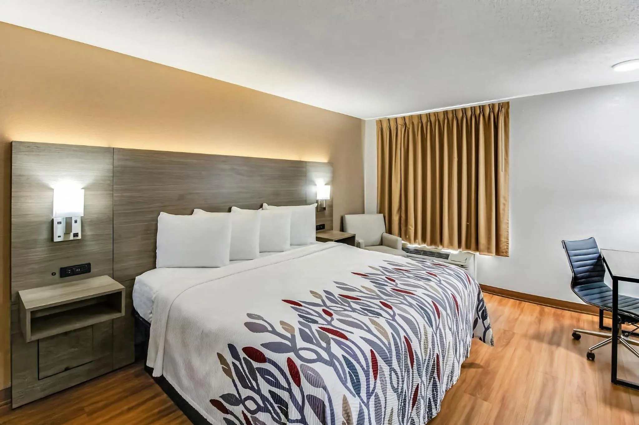 Photo of the whole room, Bed in Red Roof Inn Springfield, OH